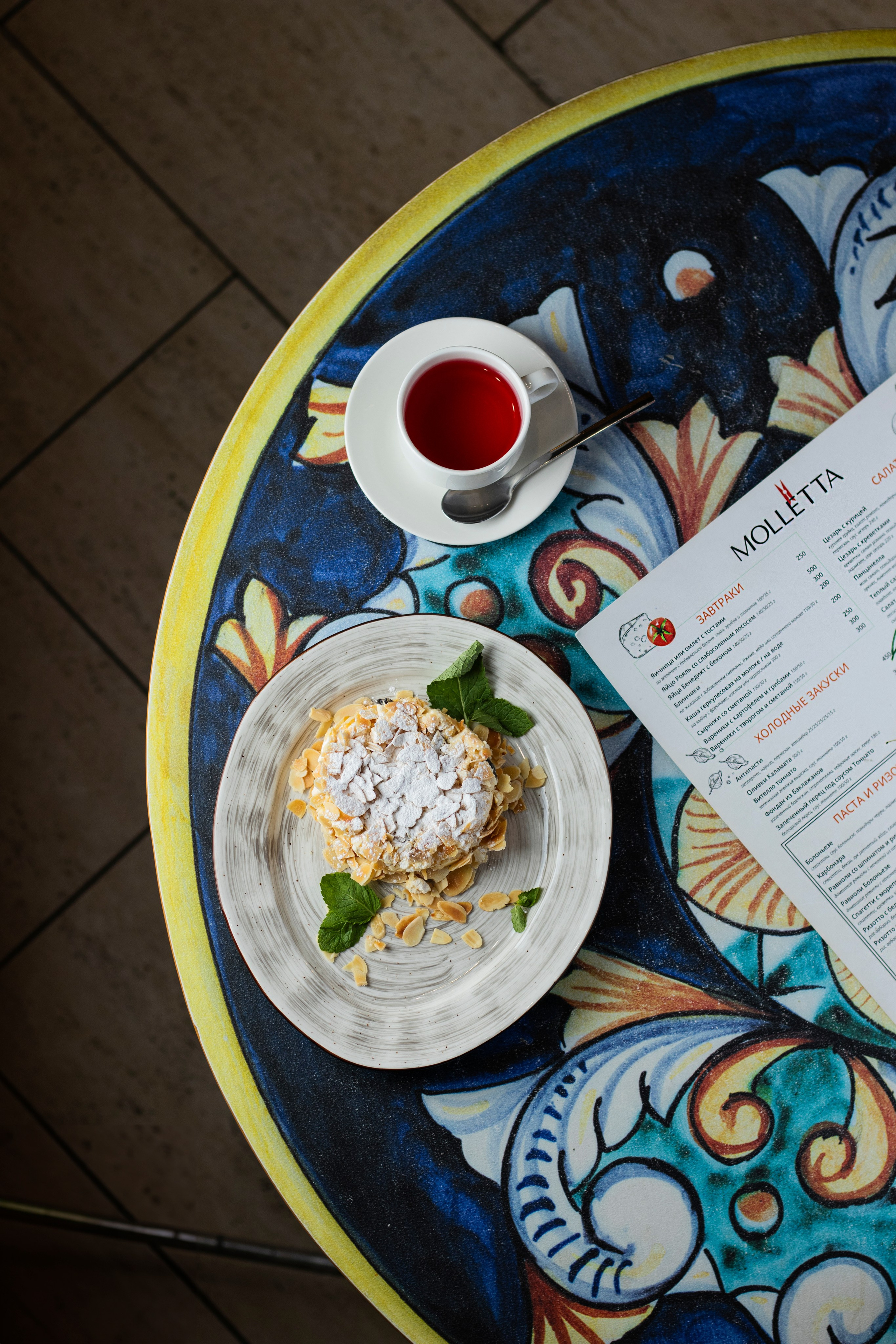 Фото миндального торта и чая в ресторане