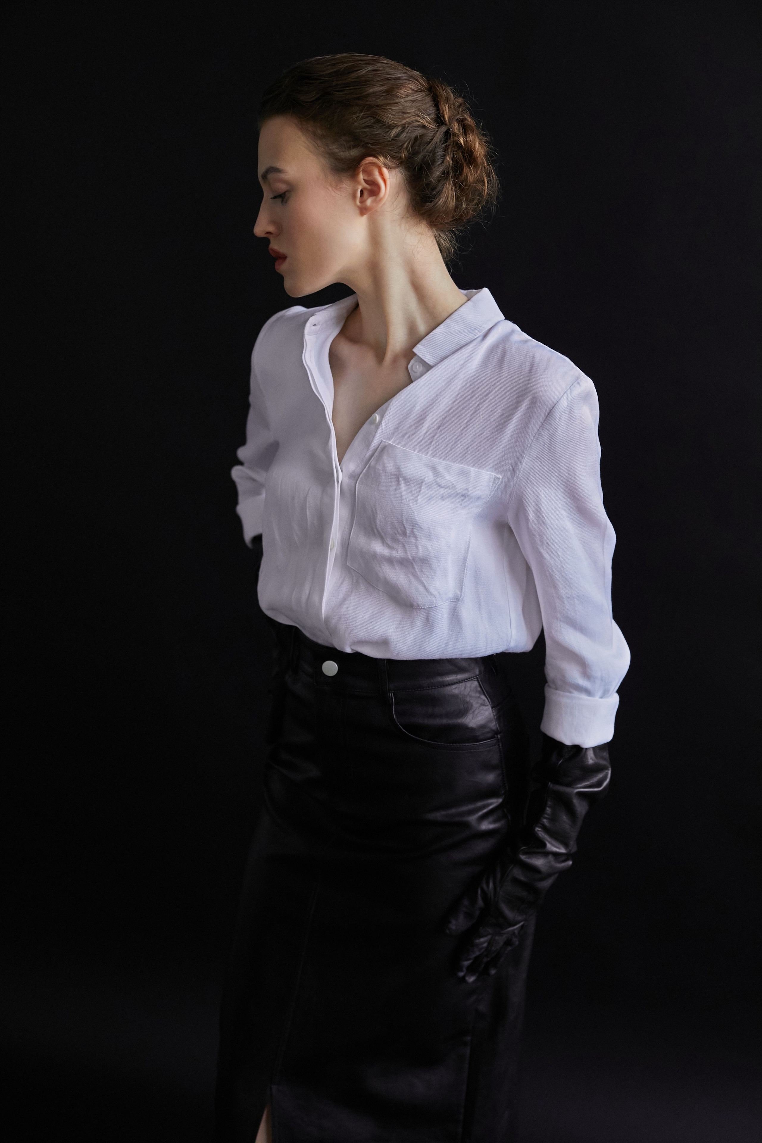 Фотограф в Москве. Студия. Студийный портрет. Девушка в черных кожаных перчатках и строгом костюме на черном фоне. Женский портрет. Воркшоп.