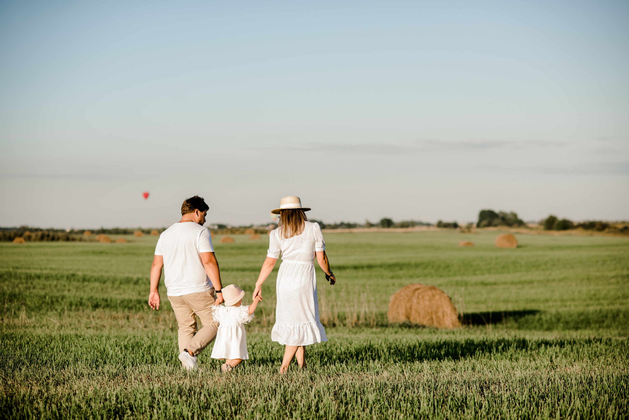 Семья в поле. Свадебный и семейный фотограф Евгения Кононова