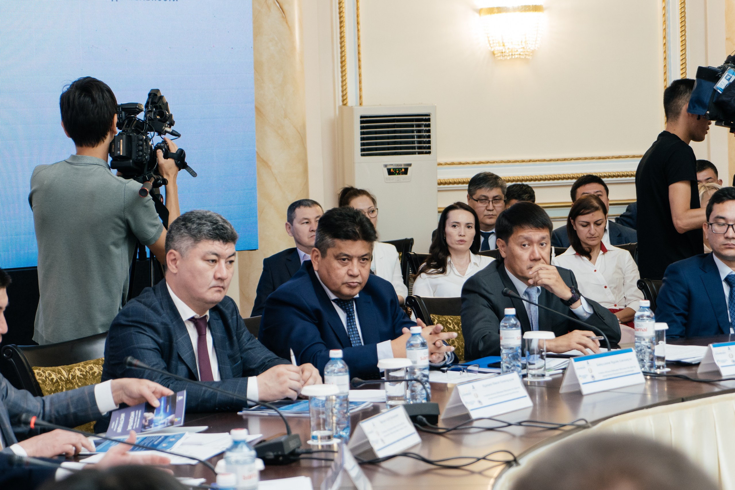 Круглый стол. Свадебный фотограф алматы Шожебаев Кайрат