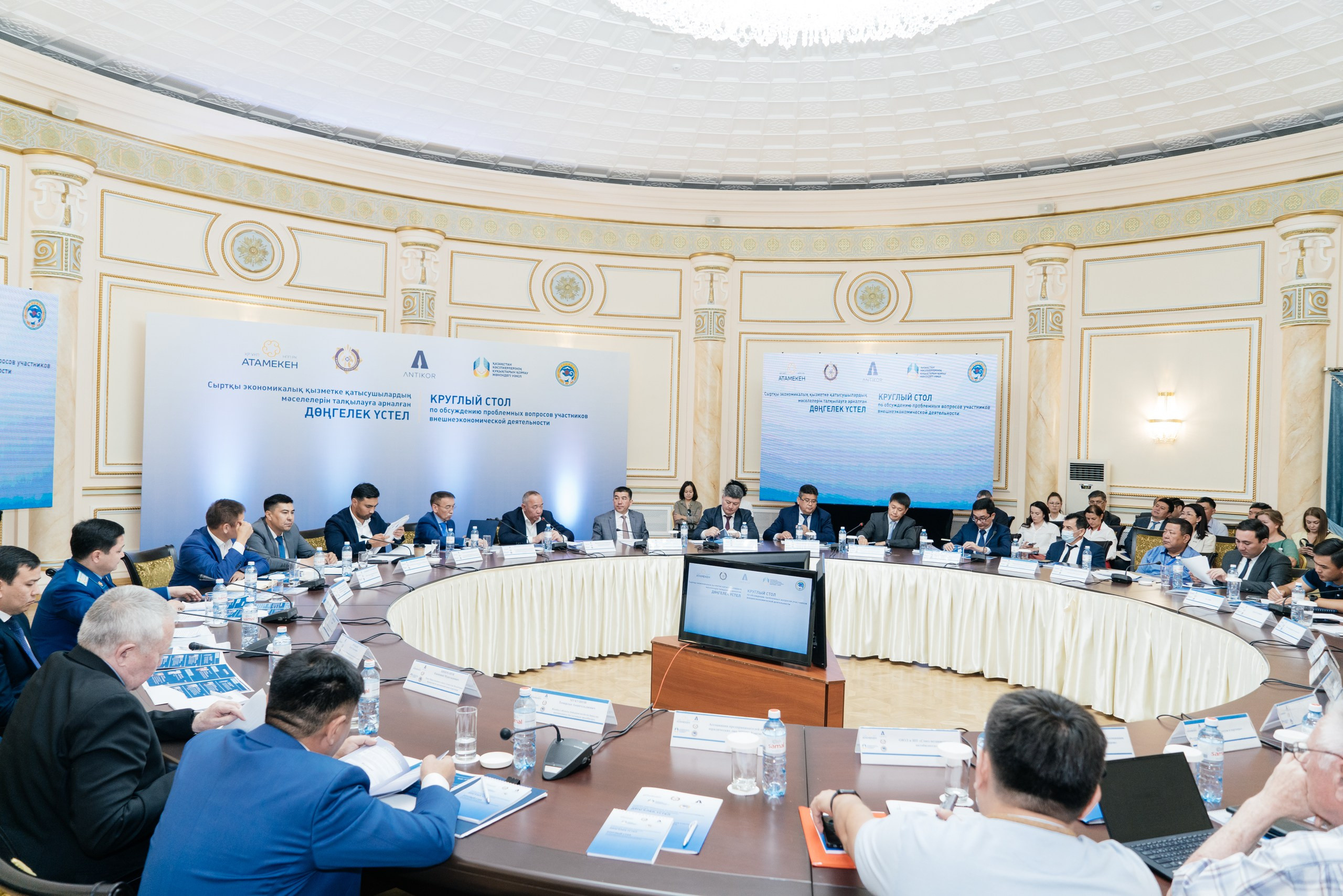 Круглый стол. Свадебный фотограф алматы Шожебаев Кайрат