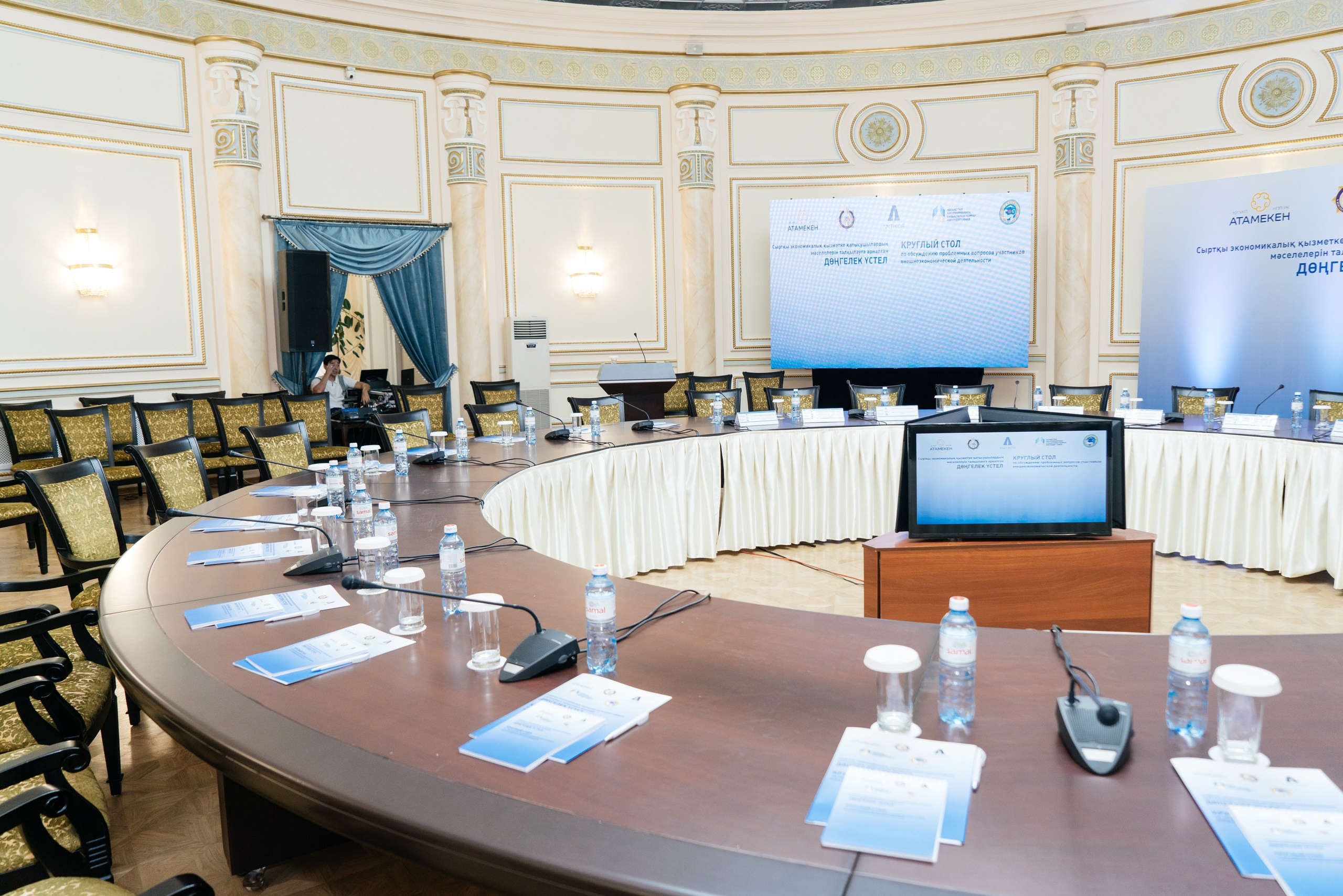 Круглый стол. Свадебный фотограф алматы Шожебаев Кайрат