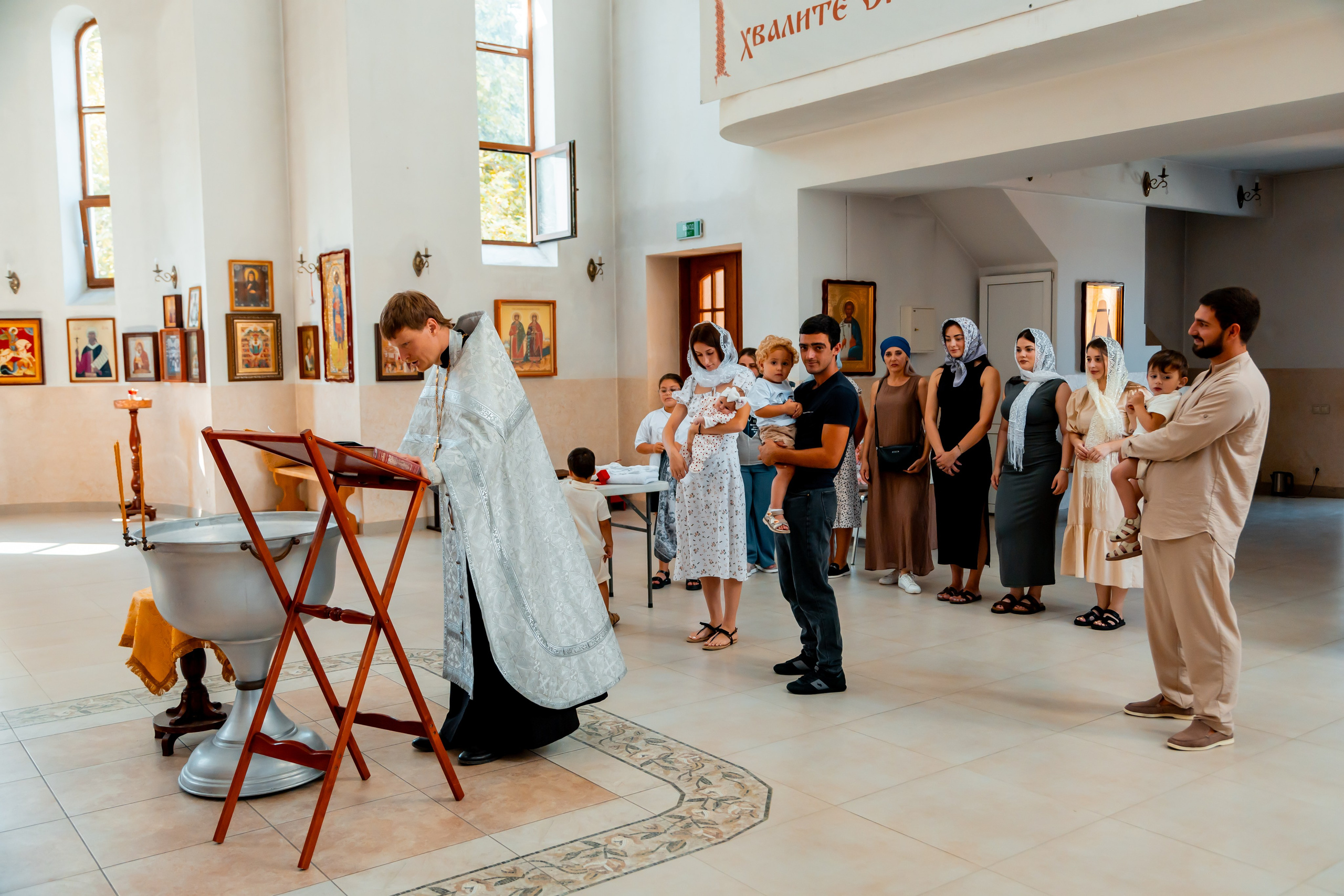 Крещение брата и сестры в храме Апостола Симона Кананита в Лоо. Семейный фотограф в Сочи, Лоо, Дагомысе, Вардане Кучумова Олеся