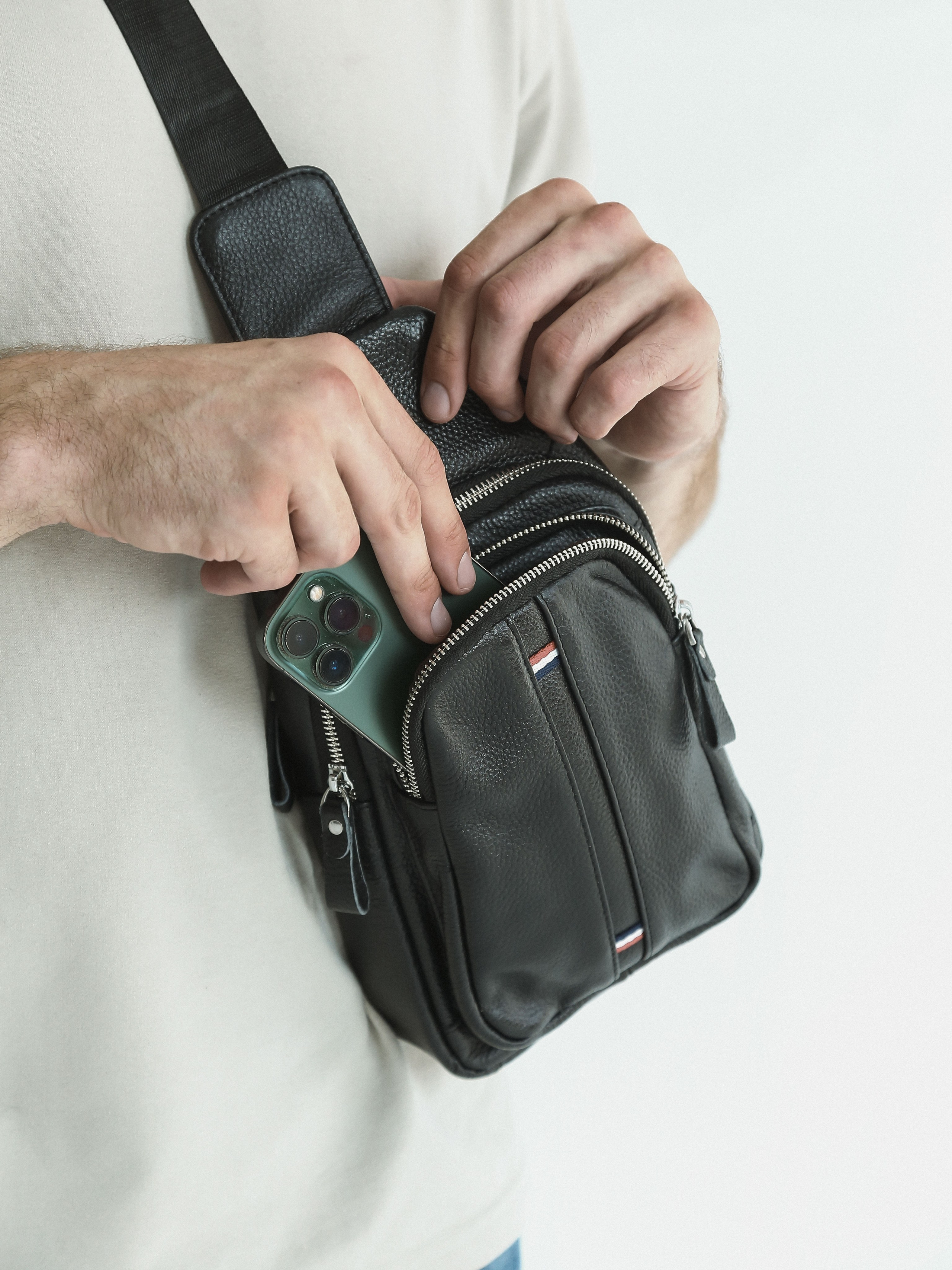 Коммерческая фотосессия мужских сумок для маркетплейсов и социальных сетей. Fashion фотограф в Санкт-Петербурге Савинова Ирина