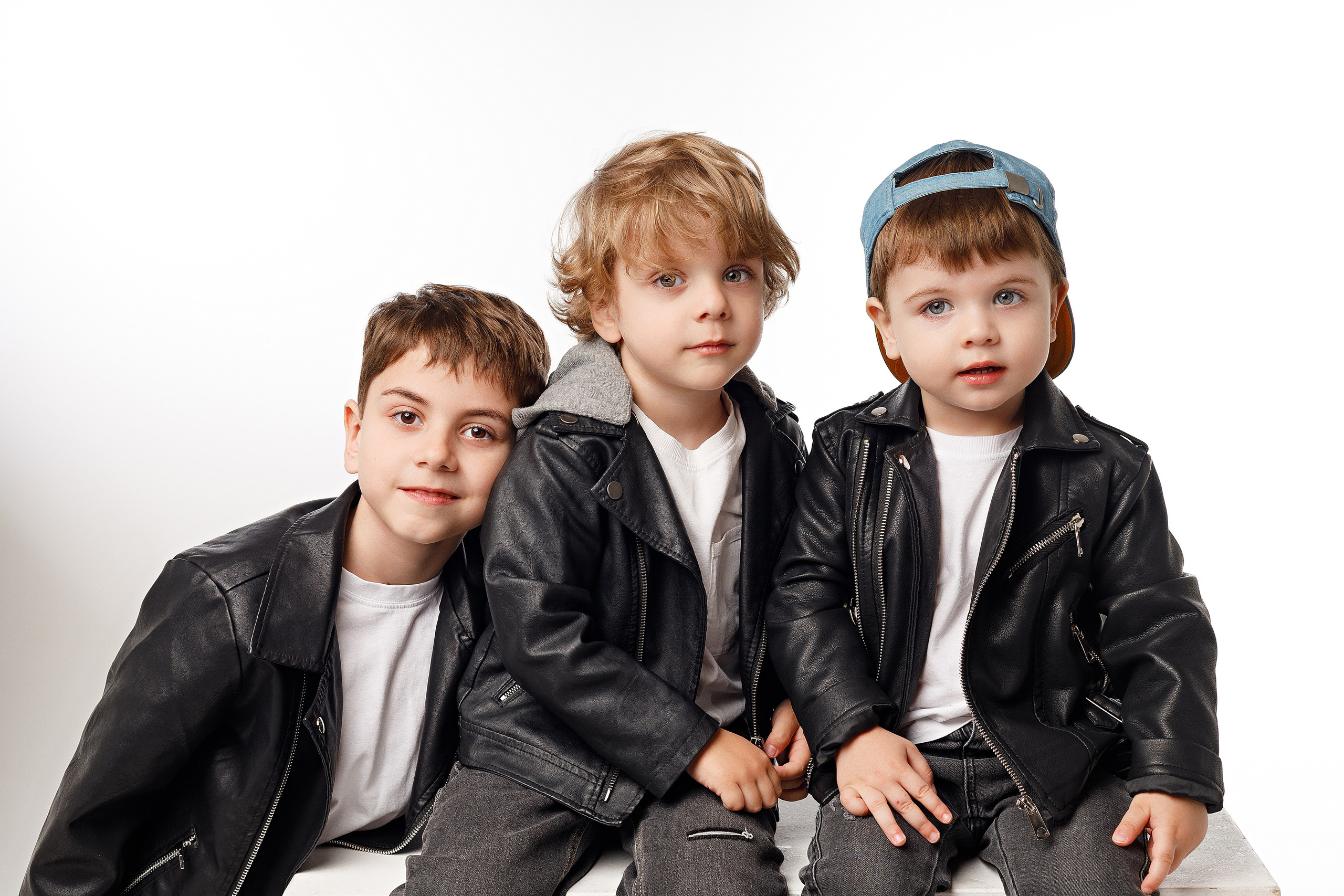 Фотосессия братьев в Сочи от детского фотографа. Детский студийный фотограф Сочи