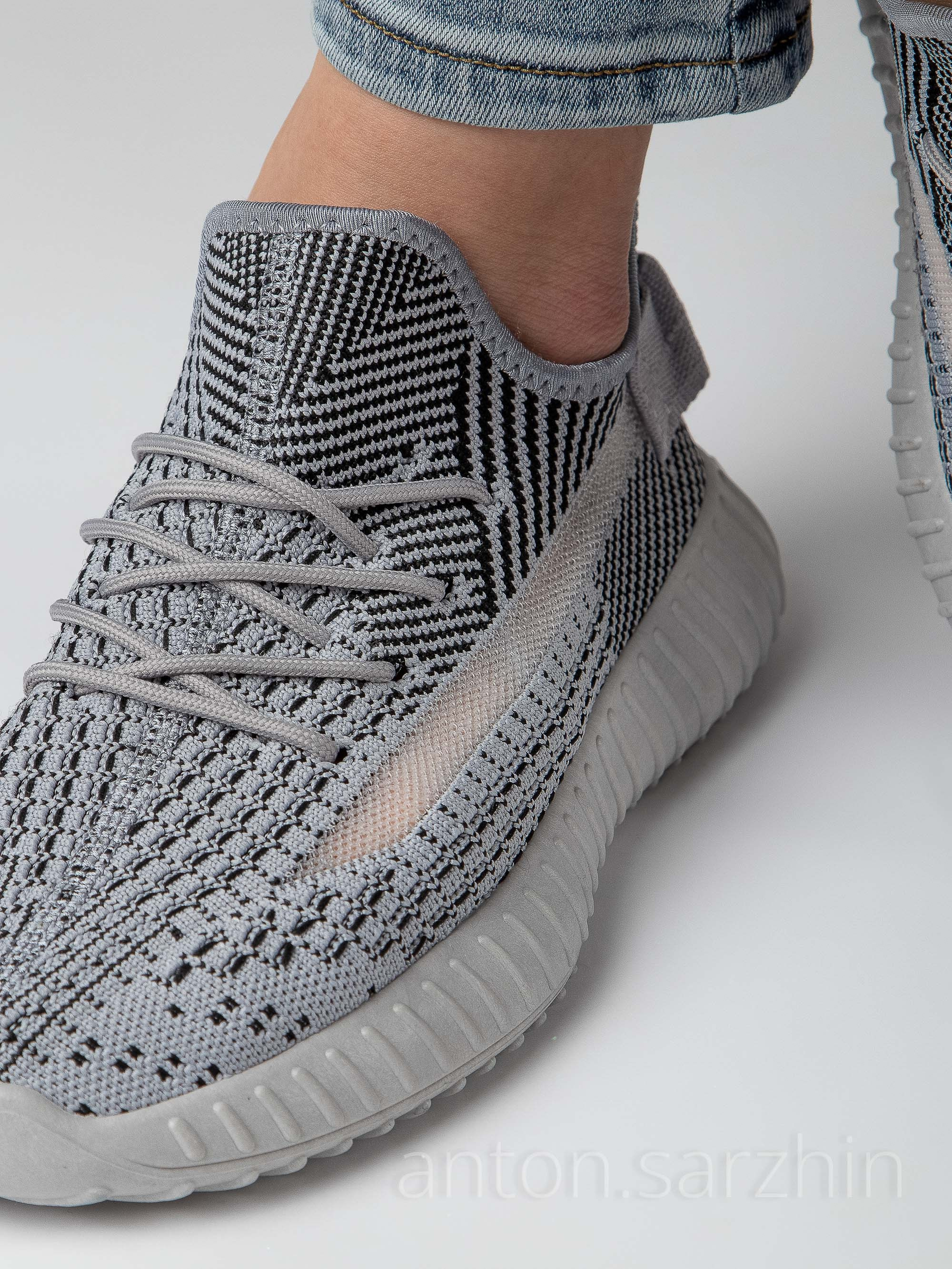 Съемка кроссовок на модели крупным планом