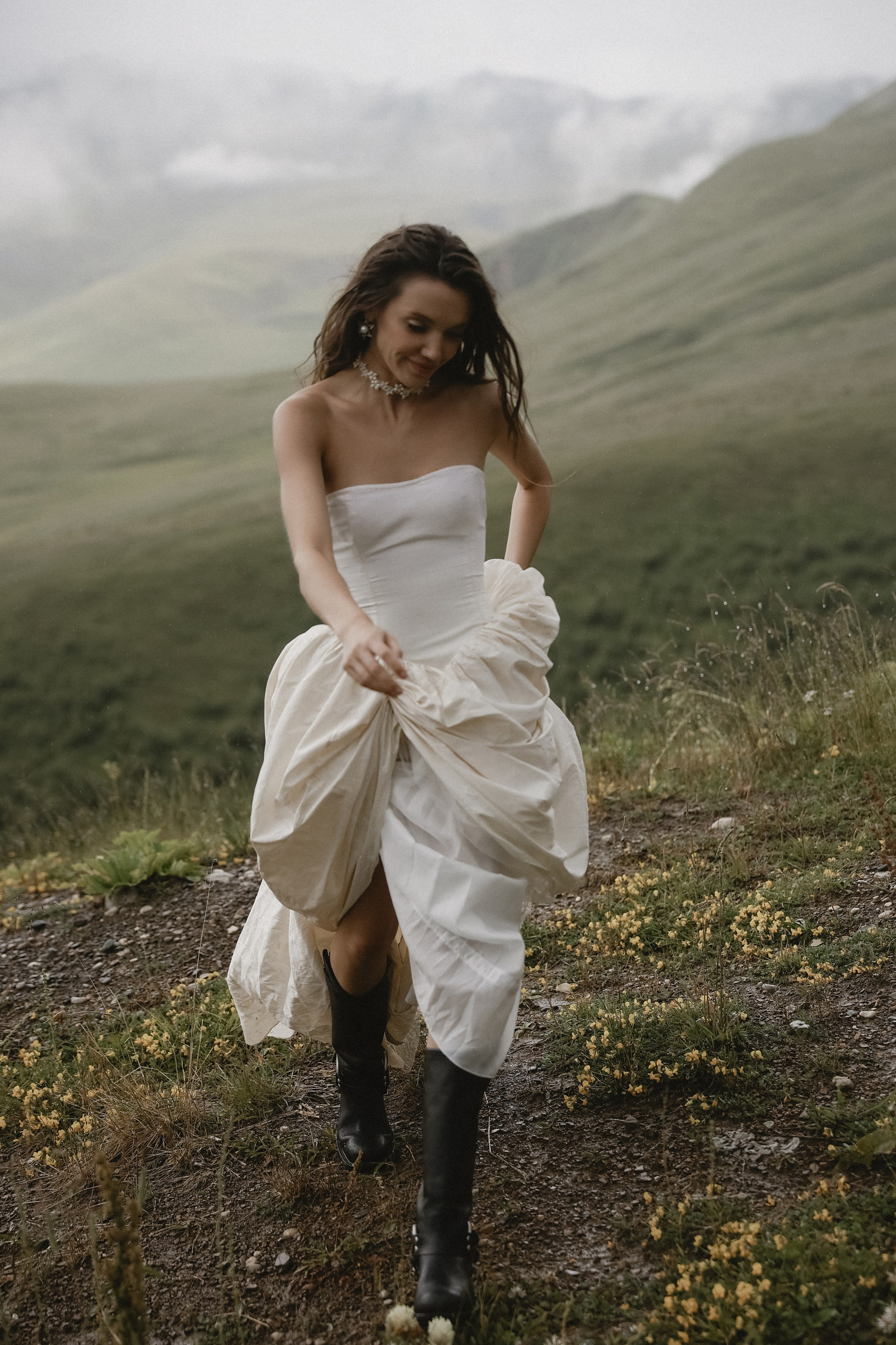 Утро невесты в глэмпинге свадебная фотосессия на Джилы-Су Приэльбрусье. Свадебный, репортажный и портретный фотограф Сочи, Краснодар. Александра Зайцева