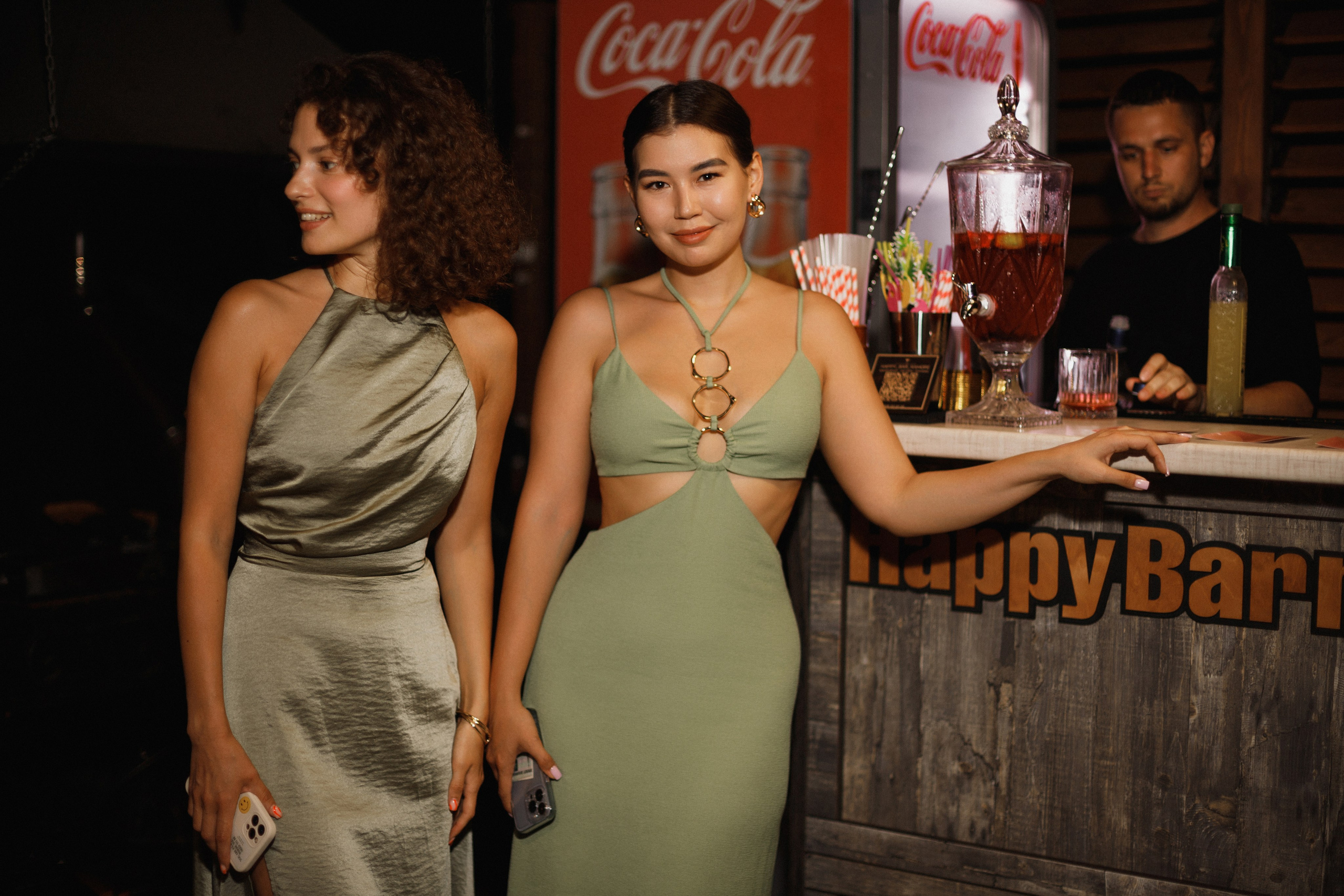 Фотосессия вечеринки у бассейна с видом на горы. Свадебный, репортажный и портретный фотограф Сочи, Краснодар. Александра Зайцева