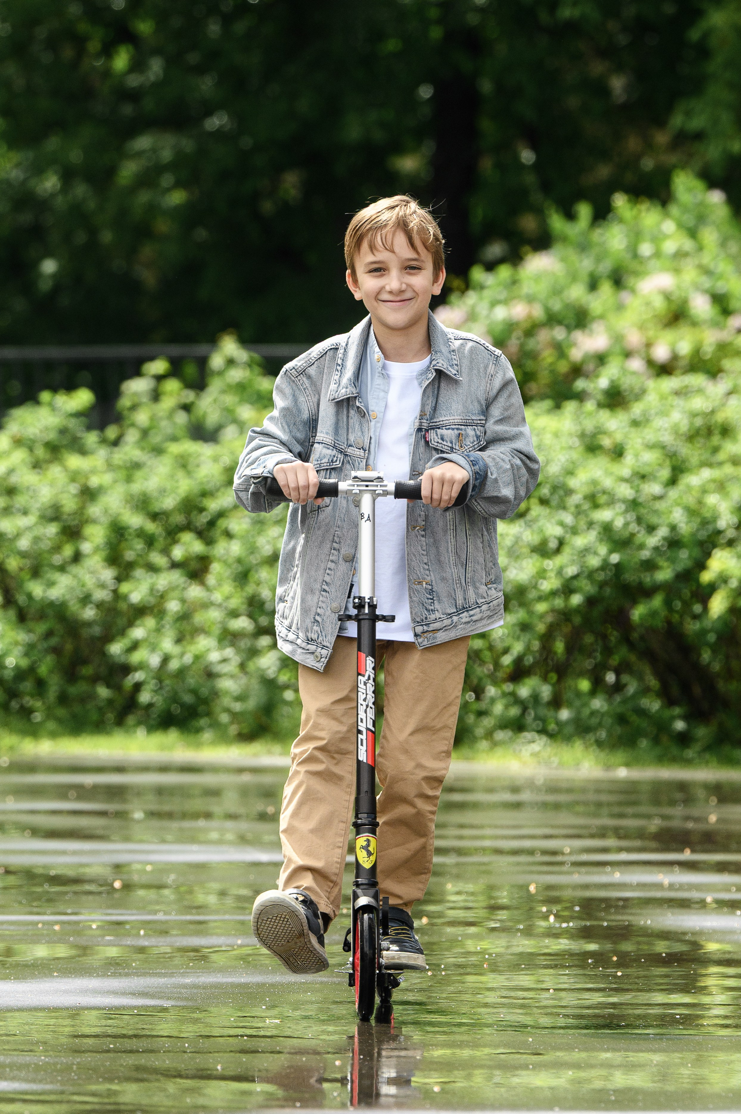 Мальчик едет на самокате