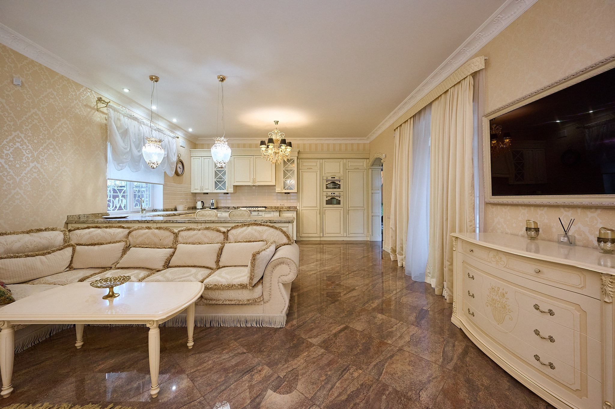 белый диван белый столик комод телевизор белые шторы 