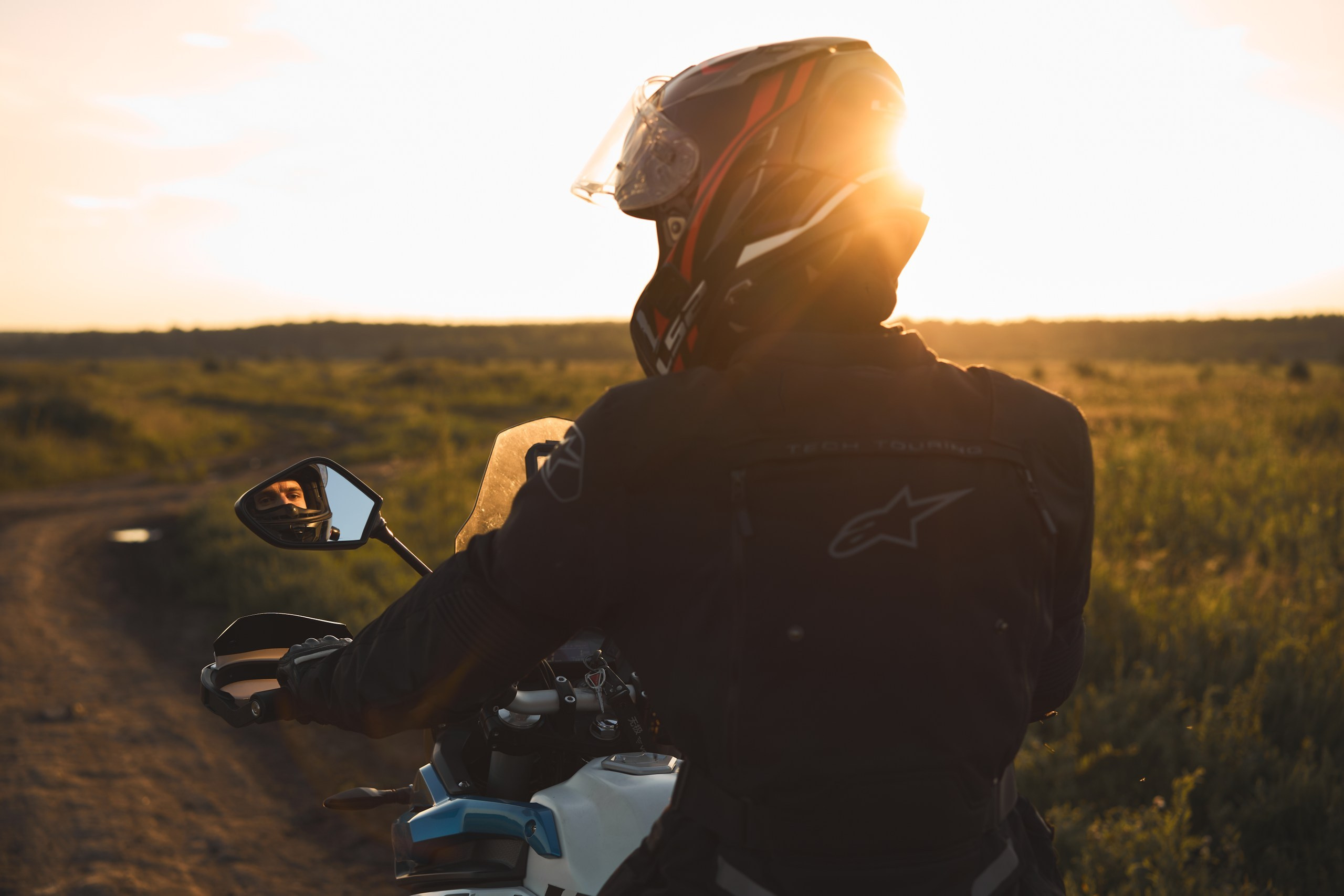 Фотосессия с мотоциклом на закате в поле. Фотограф Екатеринбург Кокшарова Александра