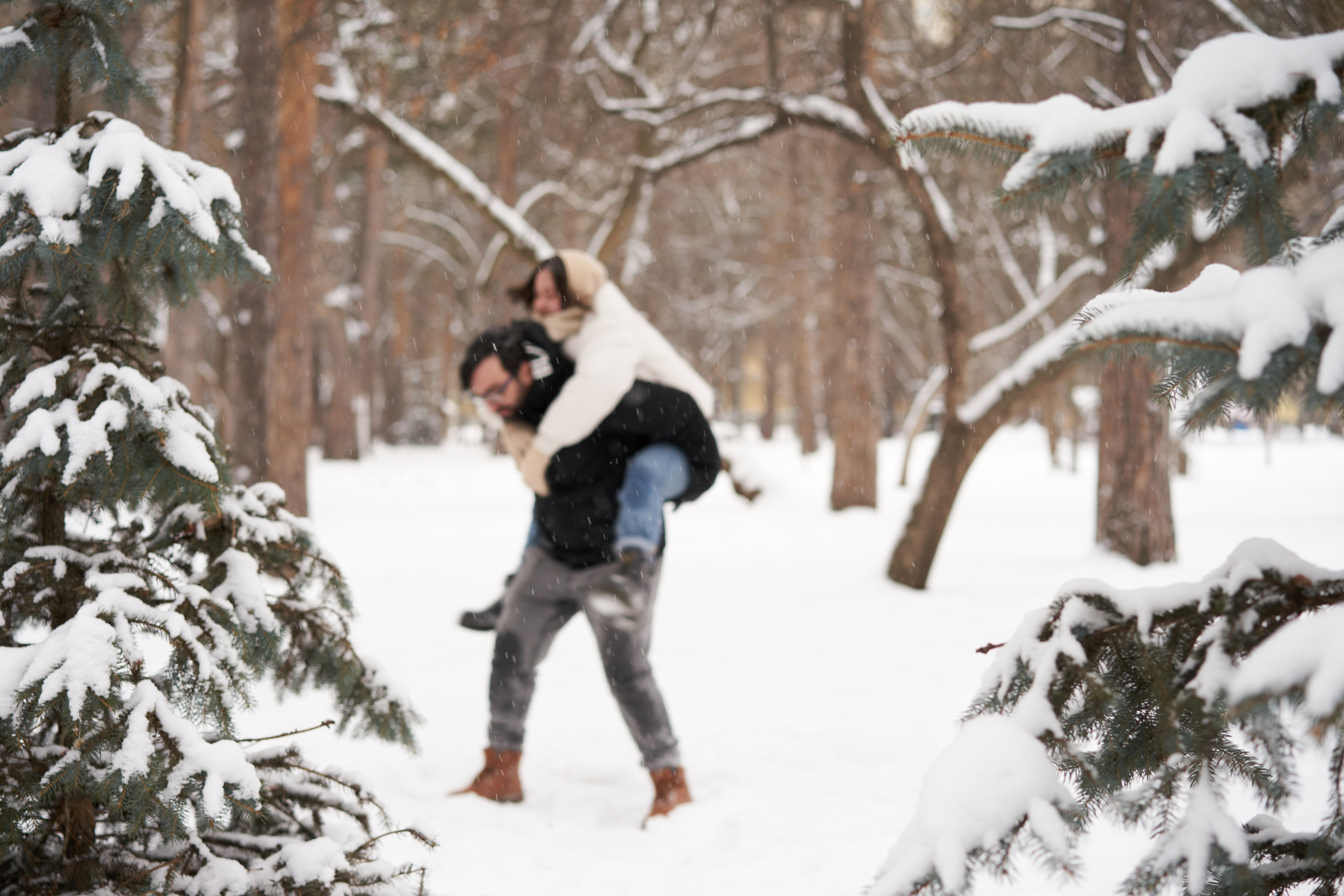 Зимняя фотосессия влюбленных в парке. Фотограф Екатеринбург Кокшарова Александра