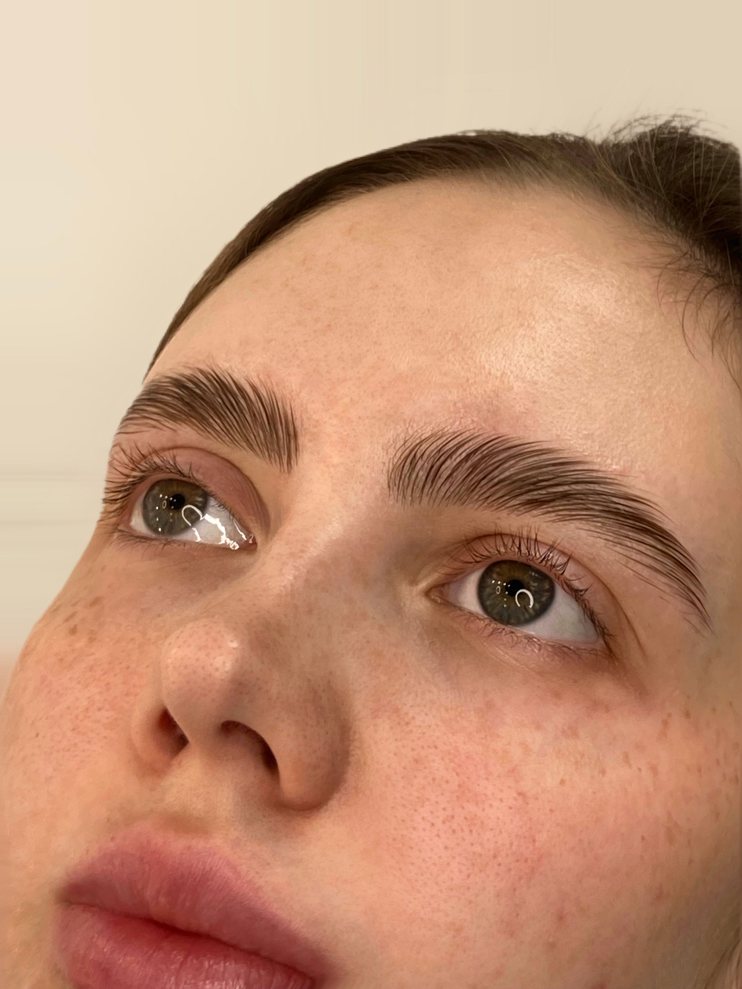 Брови на этой фотографии имеют умеренную длину и мягкую форму, что создает молодой и свежий вид.