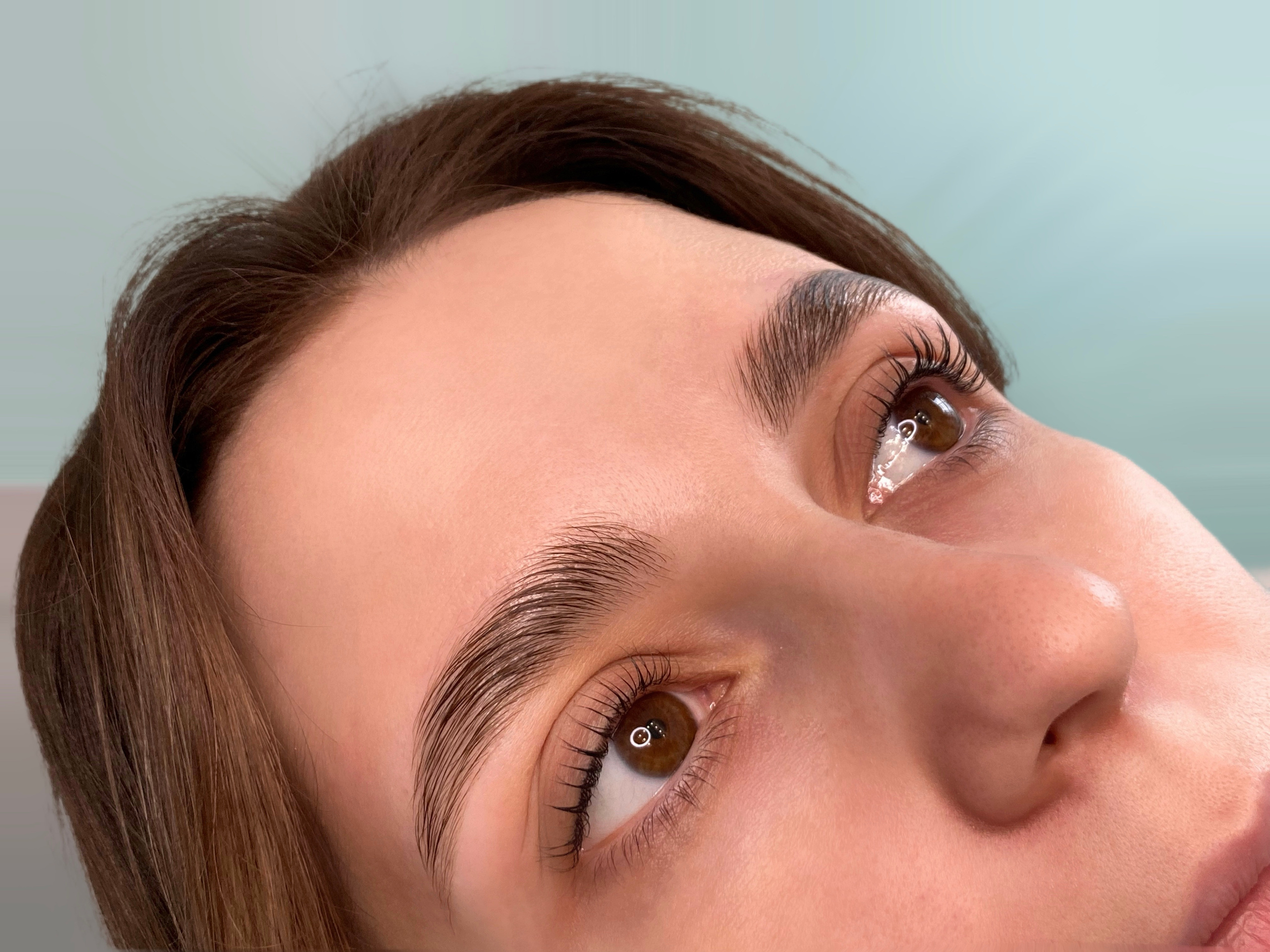  брови с выразительным изгибом и отличной густотой, что придает лицу интригующий взгляд.