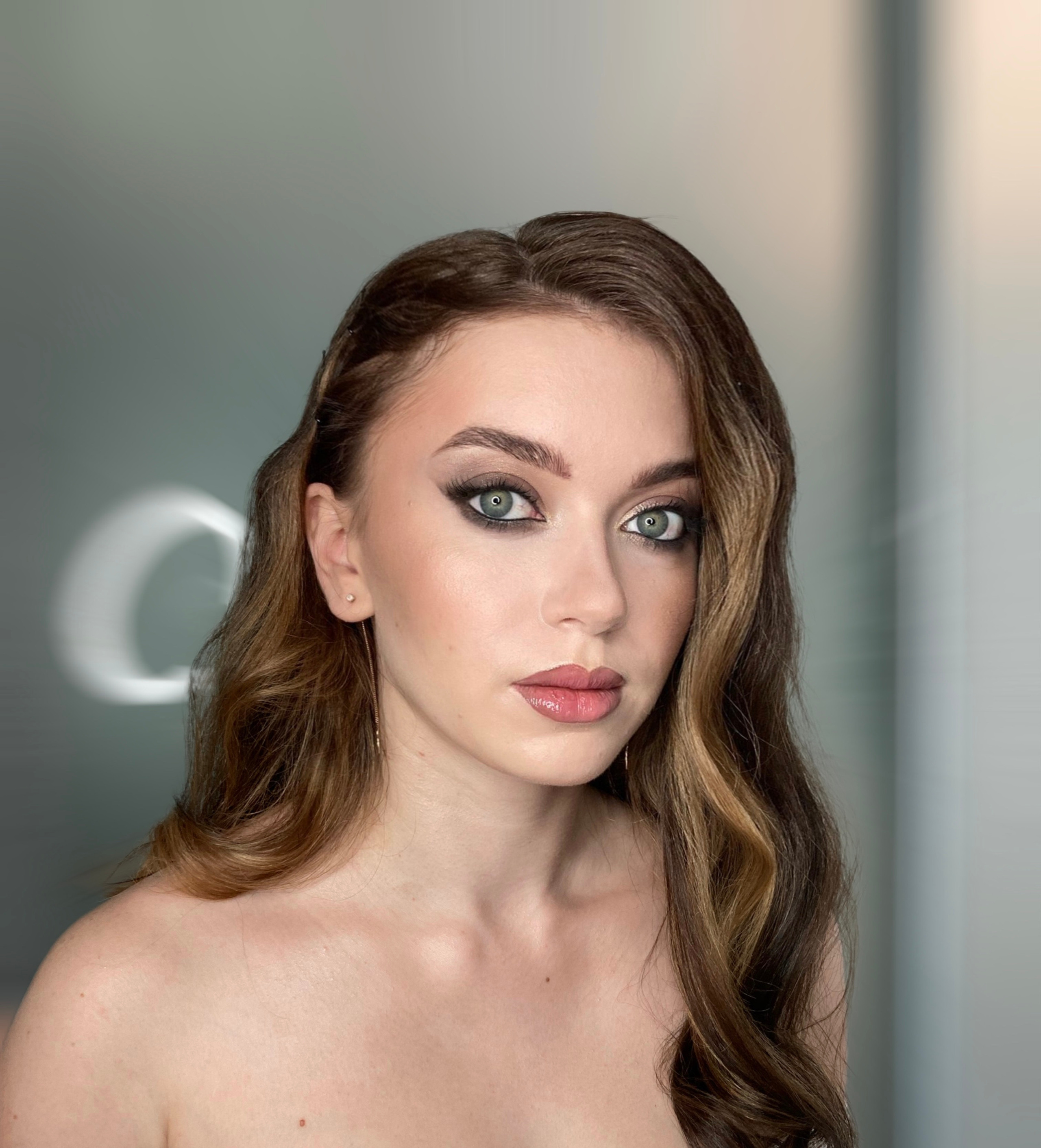 Яркий и сияющий вечерний образ