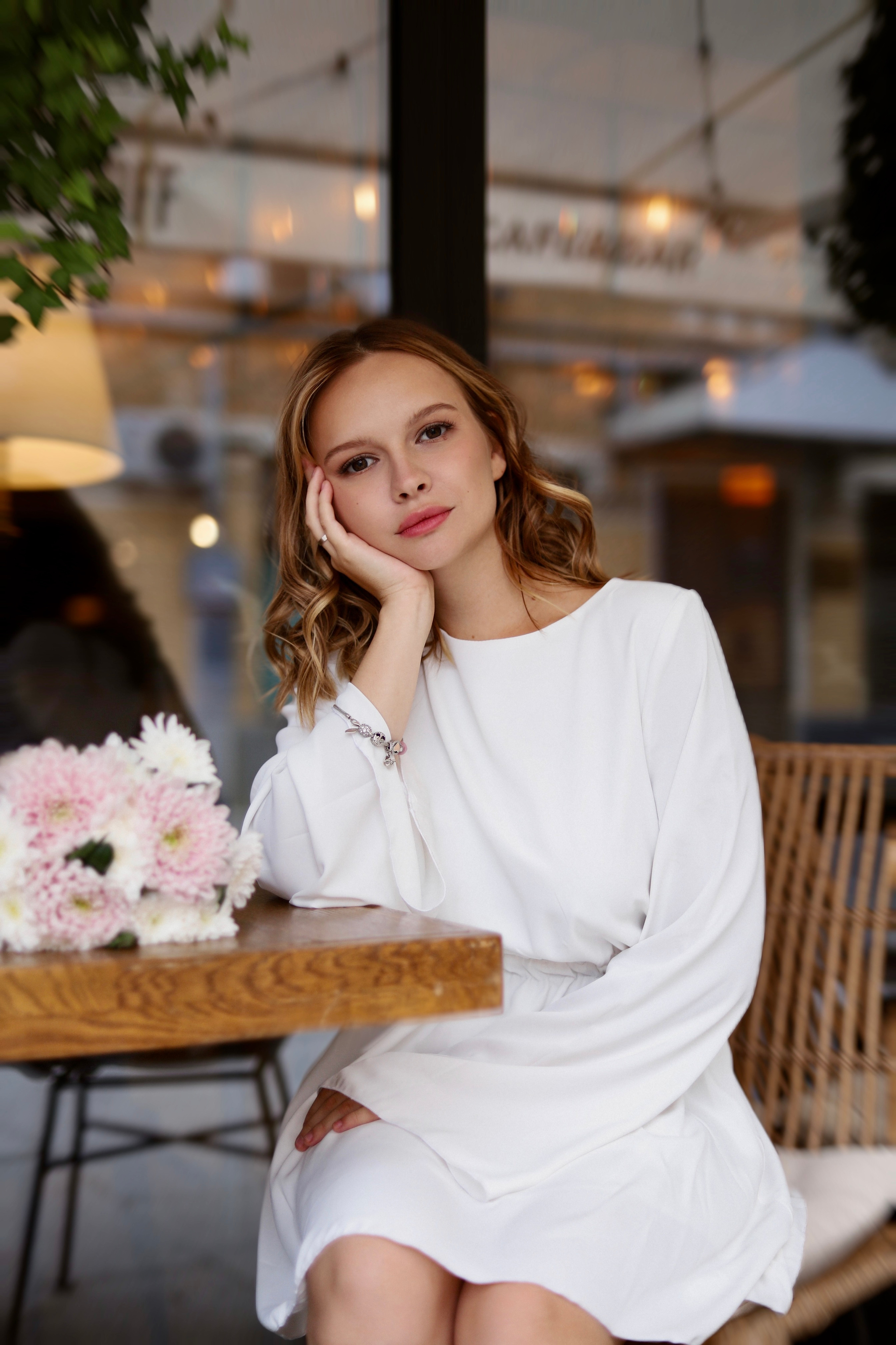 Макияж невесты с акцентом на сияющие губы