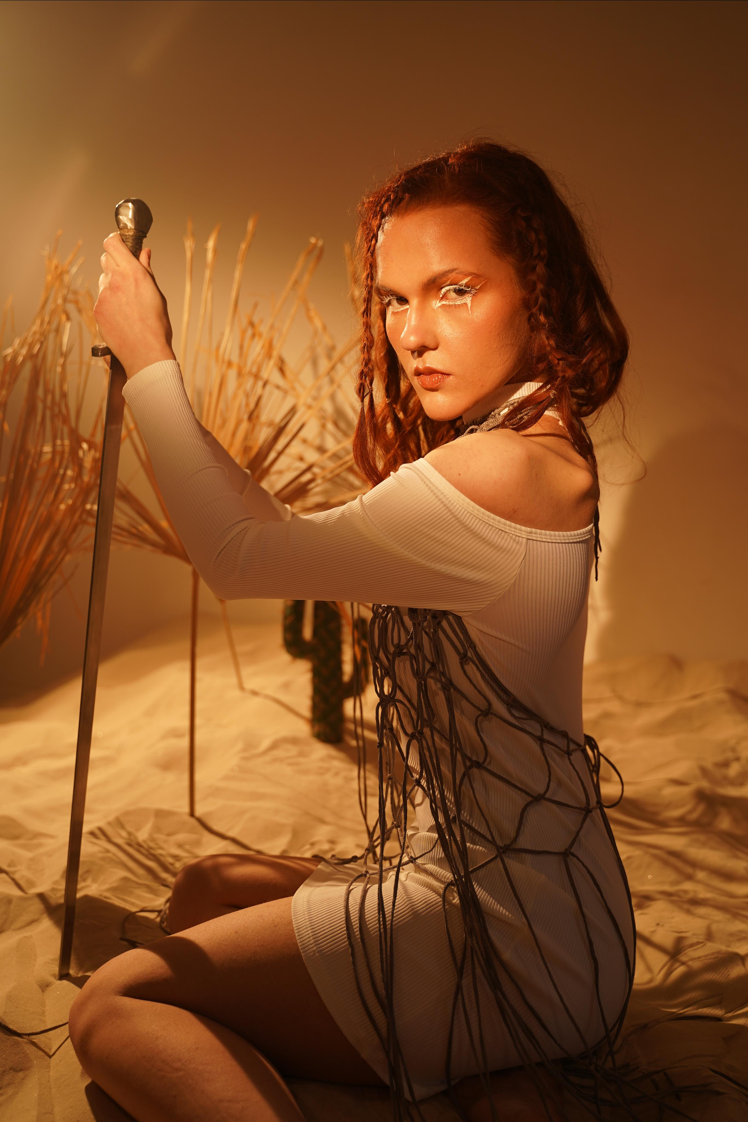 яркие белые стрелки макияж 2023 2024 хеллоуин