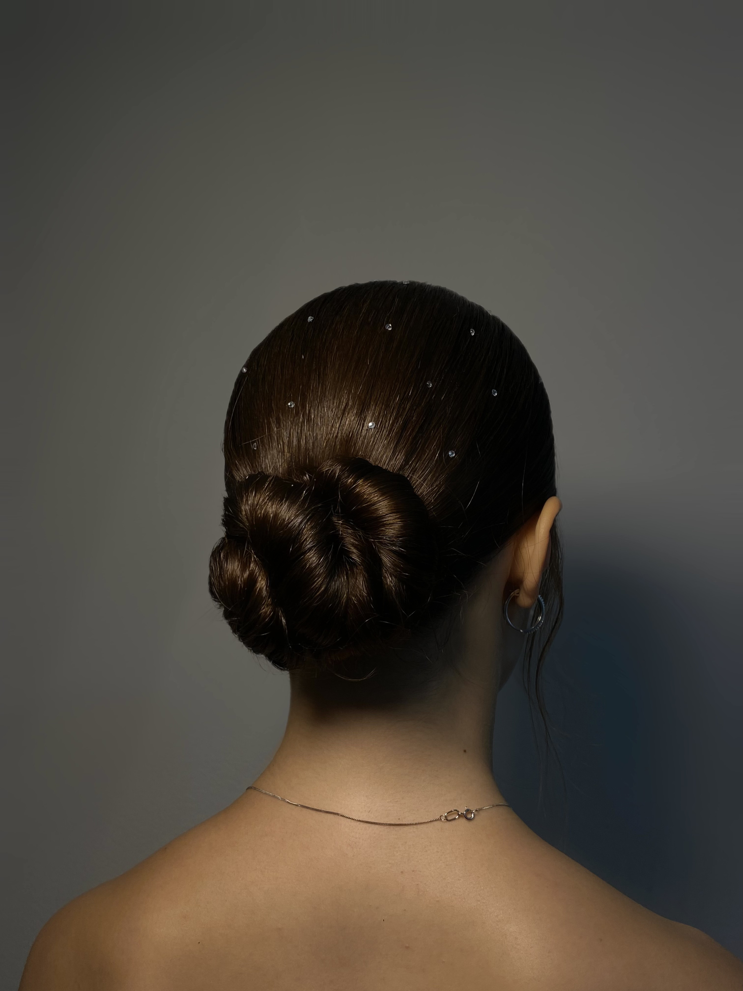 Свадебная укладка с объемным коком и гладким блеском