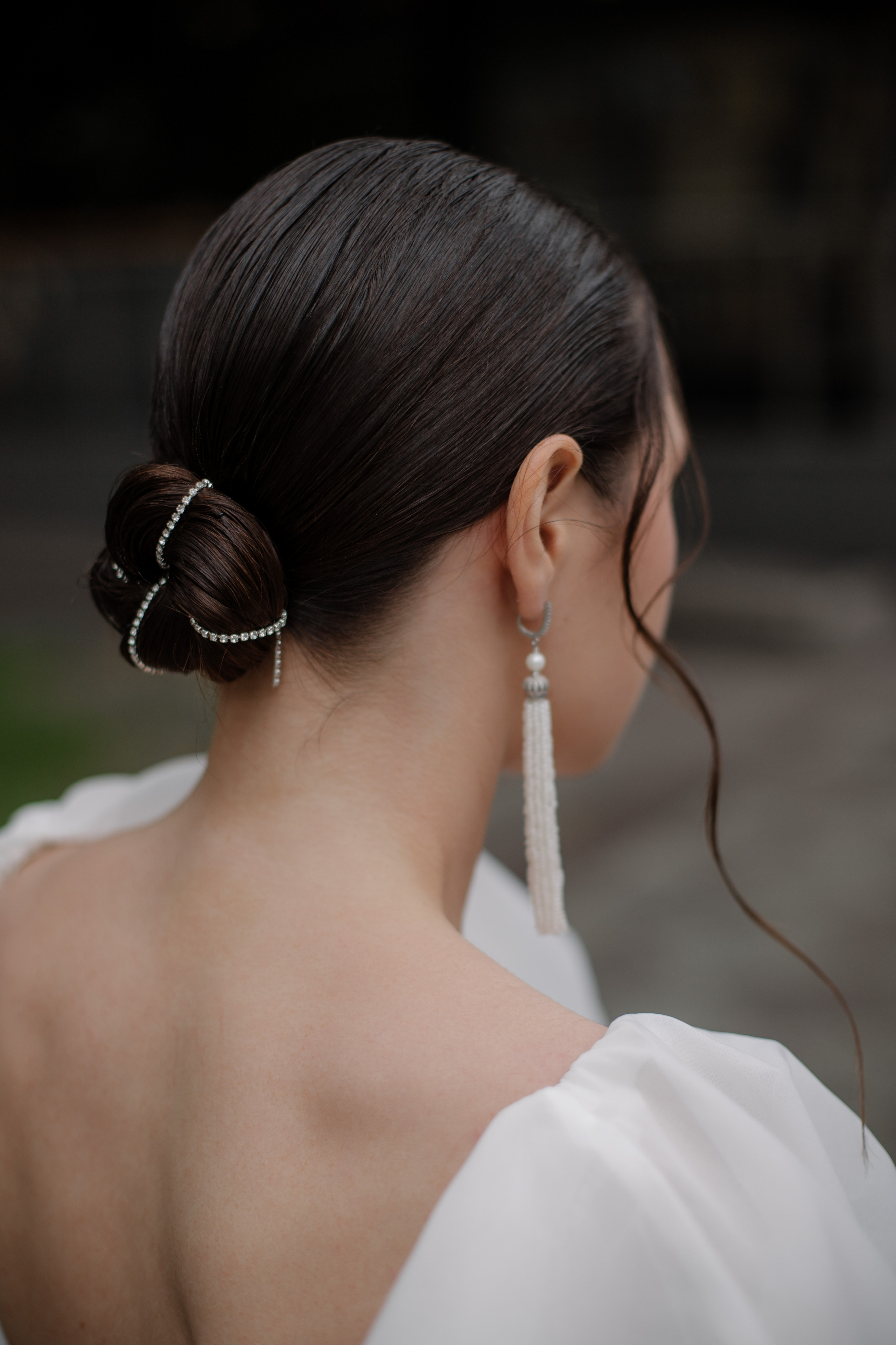 Утонченная вечерняя укладка с аккуратным пучком