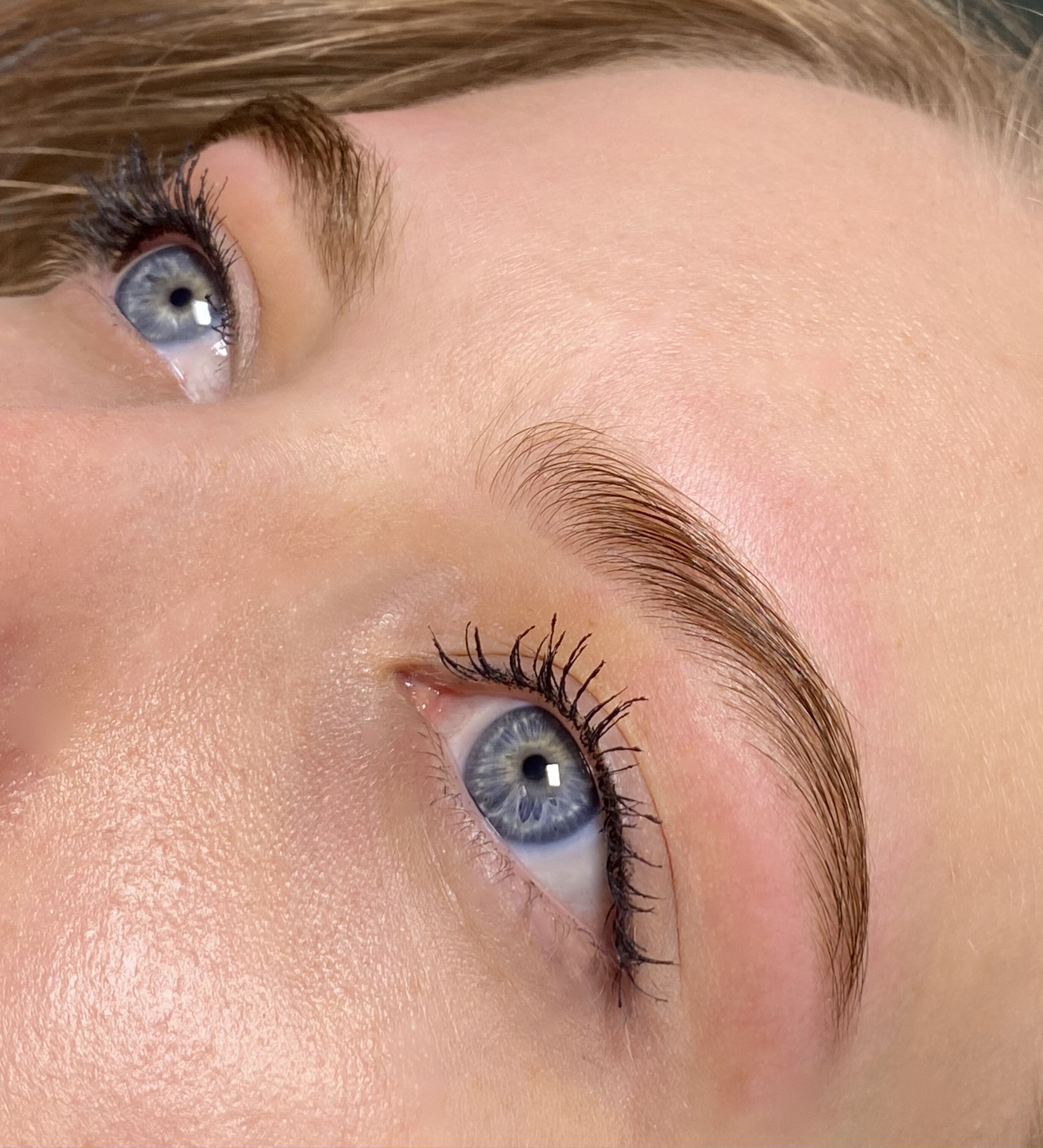 БРОВИ И РЕСНИЦЫ МОСКВА. СВАДЕБНЫЙ ВИЗАЖИСТ-СТИЛИСТ В МОСКВЕ ПРИЧЕСКИ МАКИЯЖ БРОВИ ВЫЕЗД