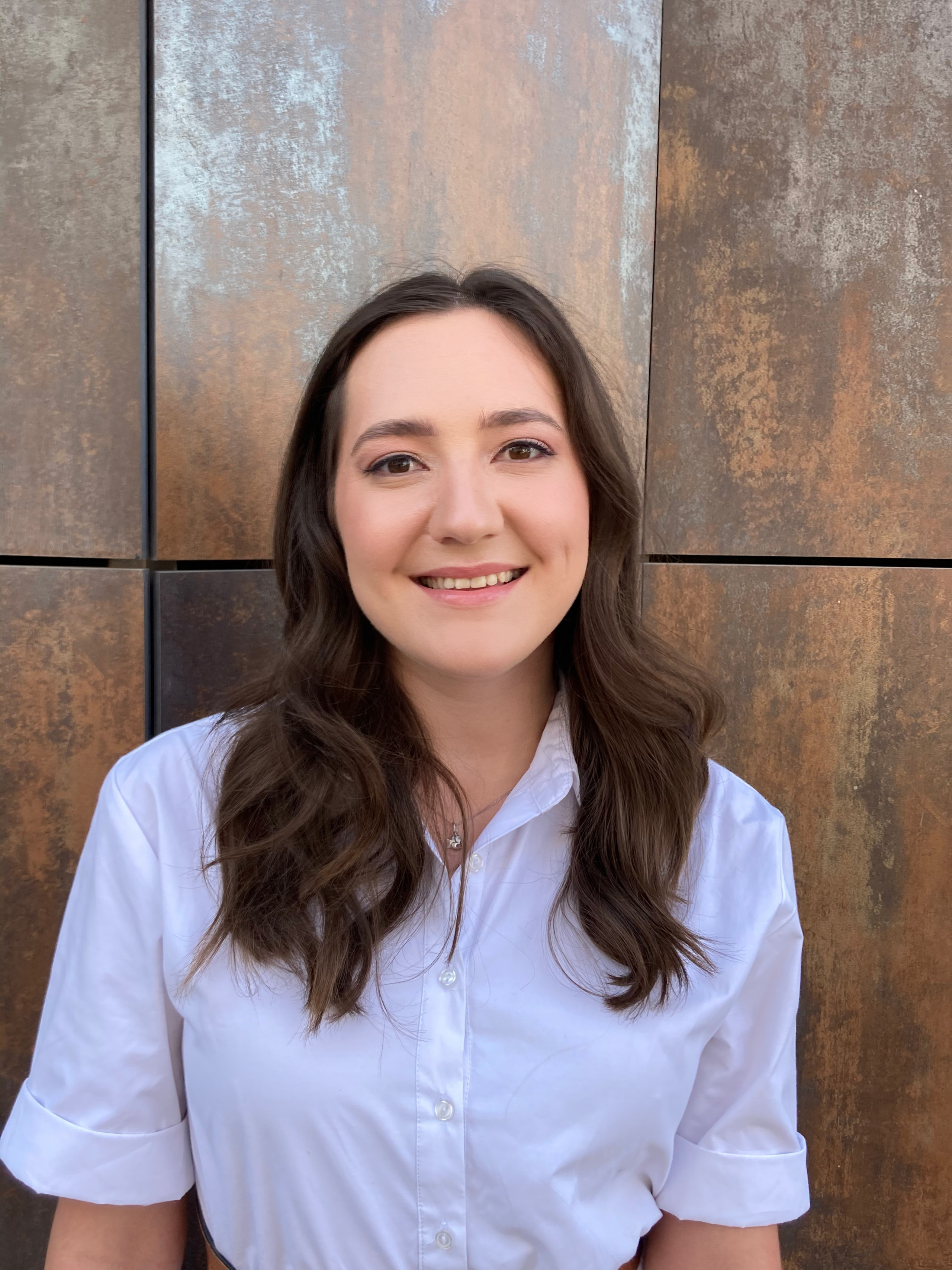 Гламурный вечерний макияж с акцентом на деликатные губы