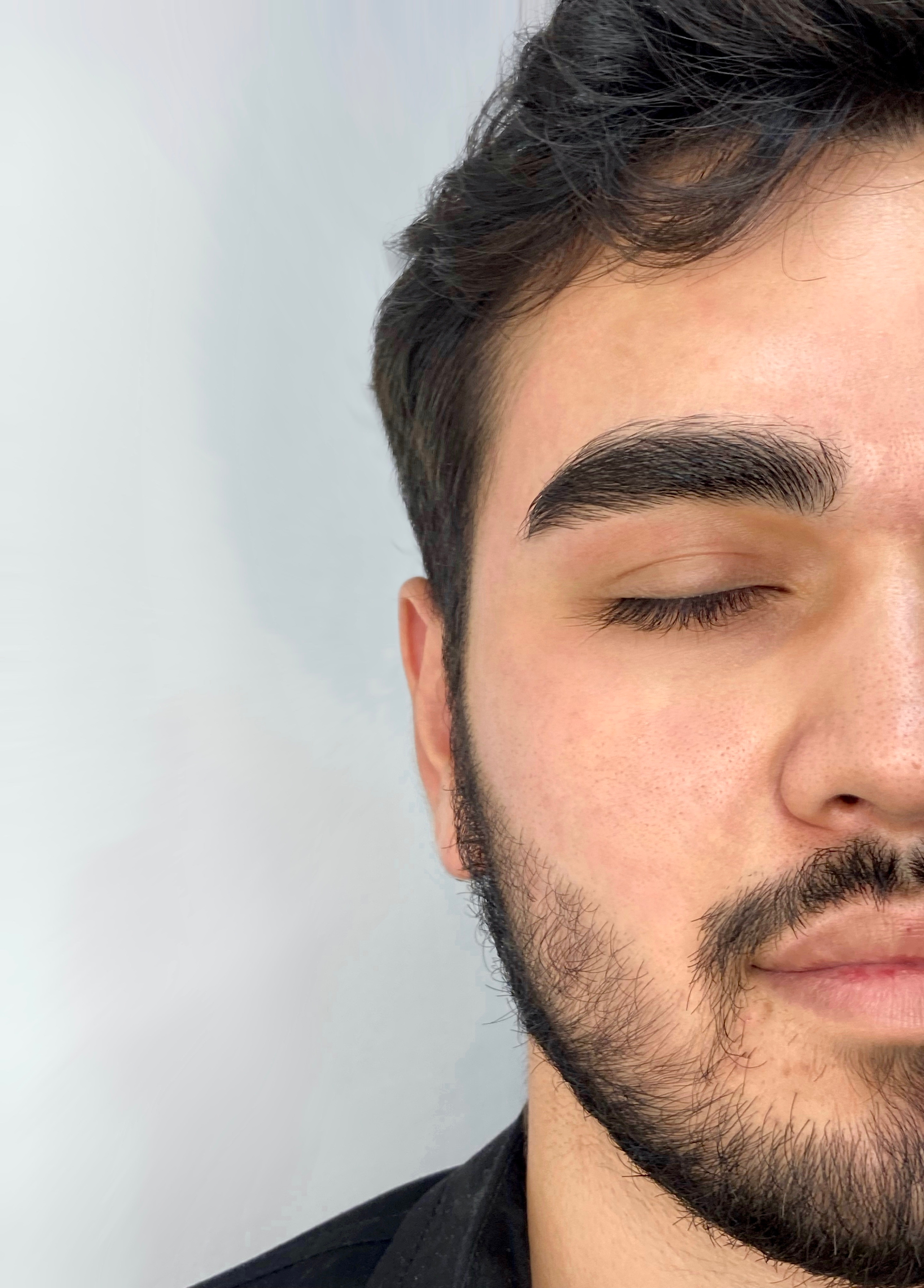 брови обрамлены аккуратными контурами и имеют легкий загар, что придает им теплый и солнечный вид