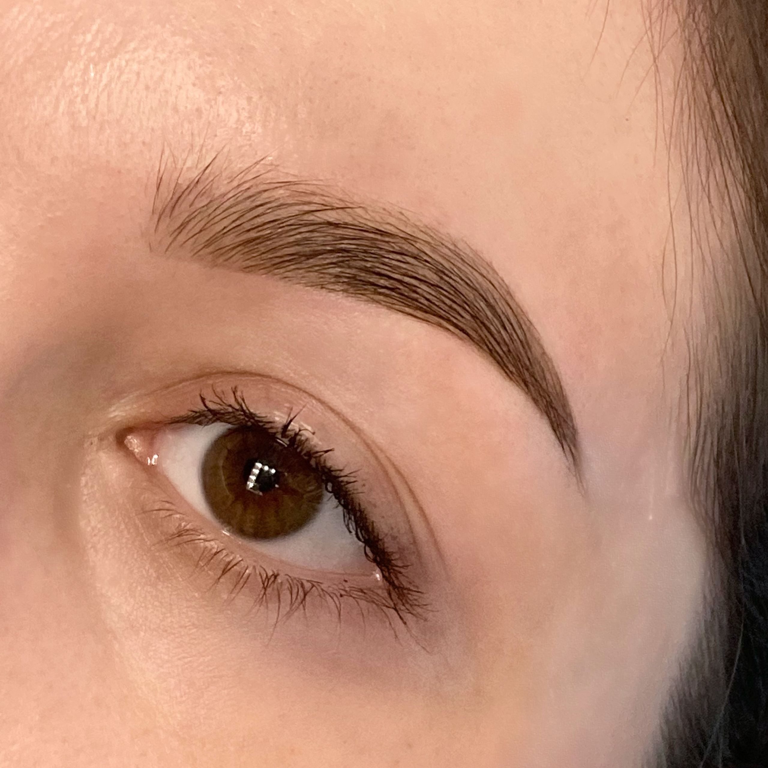  брови с густой текстурой и плотными контурами, что делает их выразительными и яркими