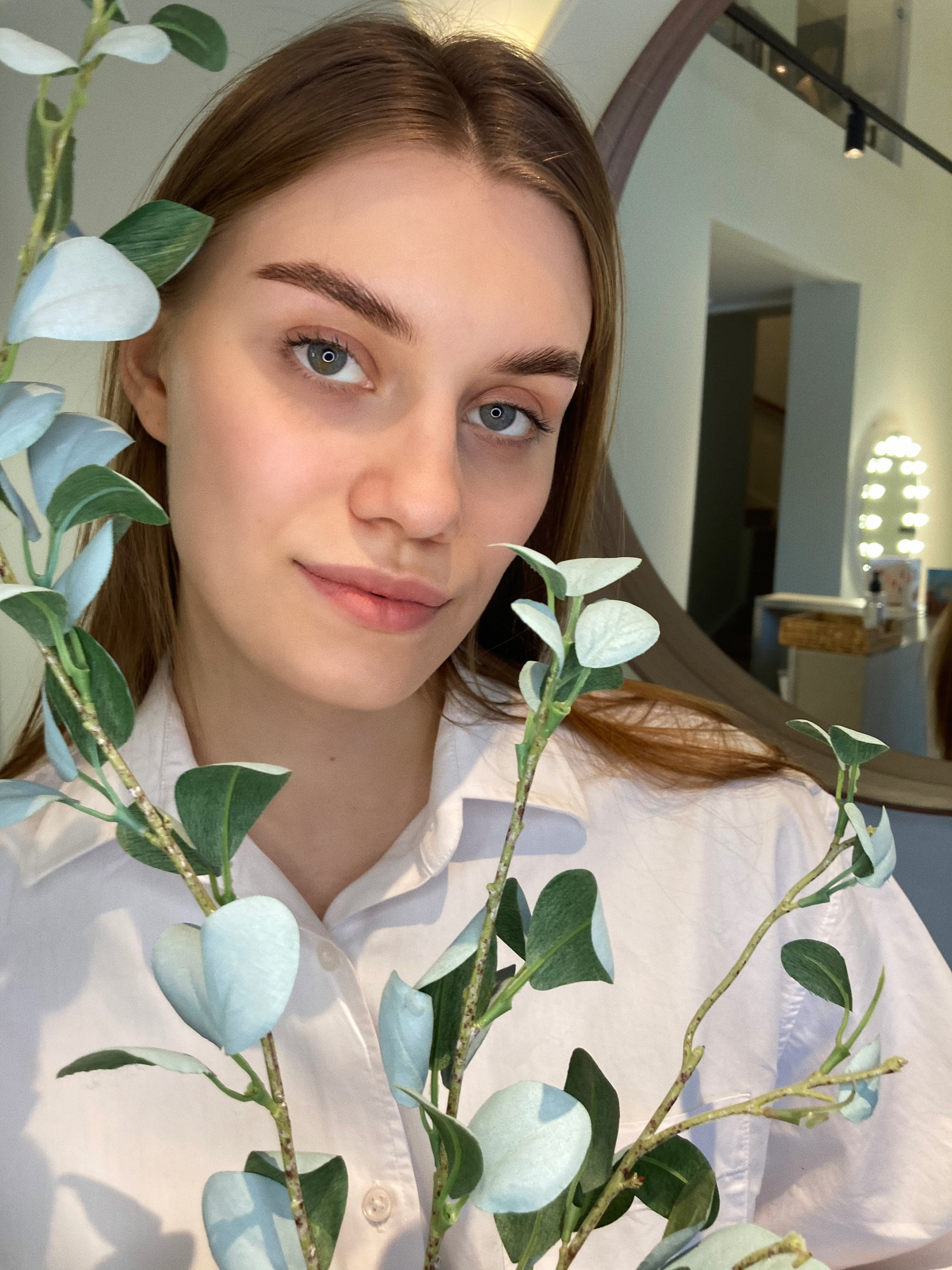 На этой фотографии представлены брови, подчеркнутые мягкой дугой, создающей естественную арку и придающей взгляду выразительность