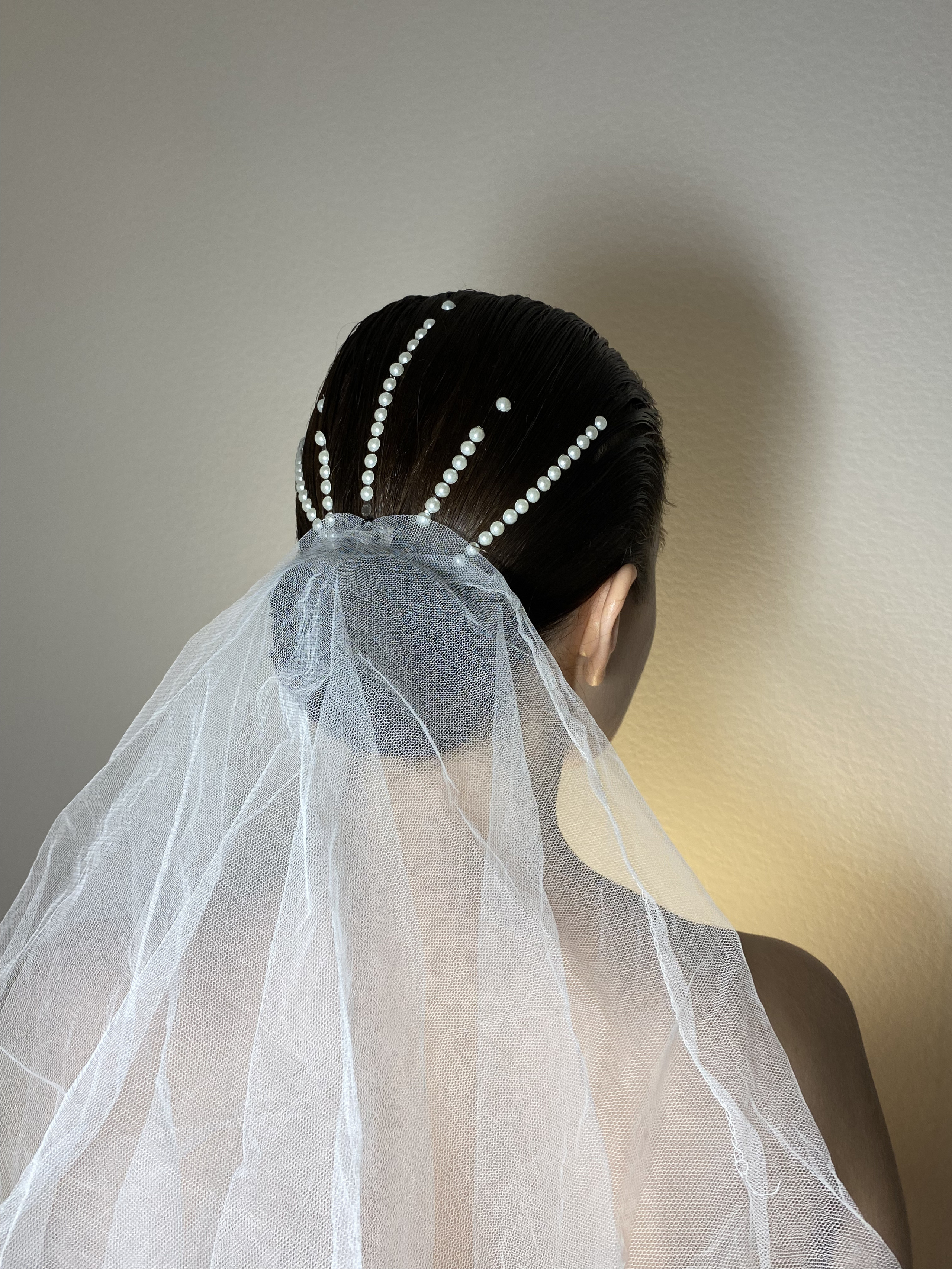 Свадебная укладка с роскошным пучком и кристаллами