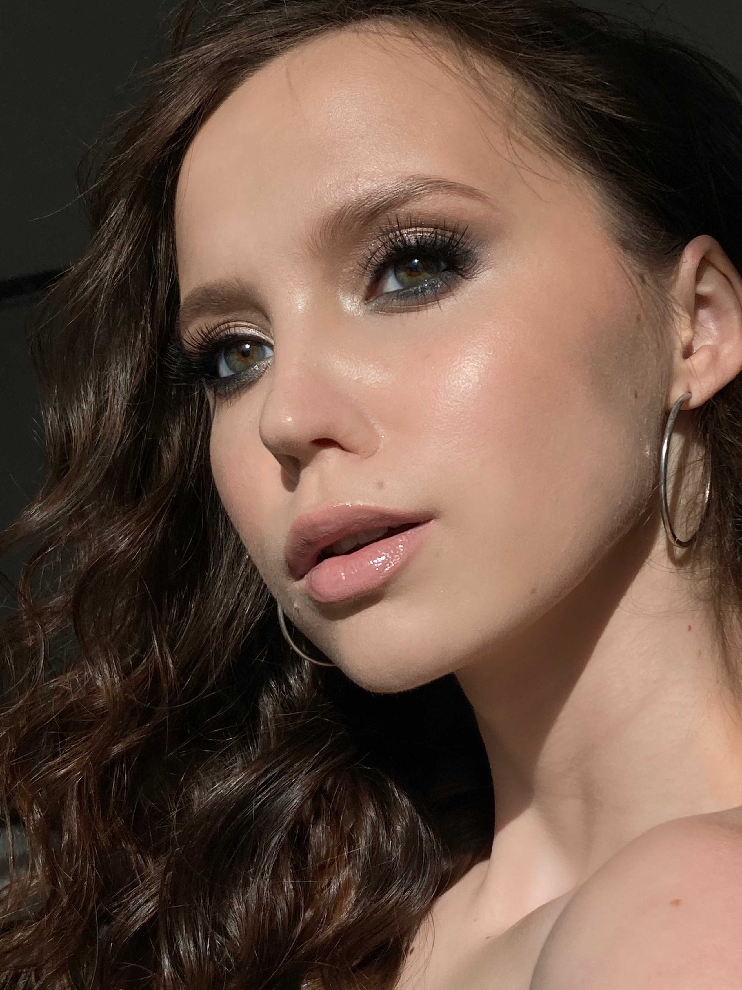 Искусственно-серый вечерний макияж