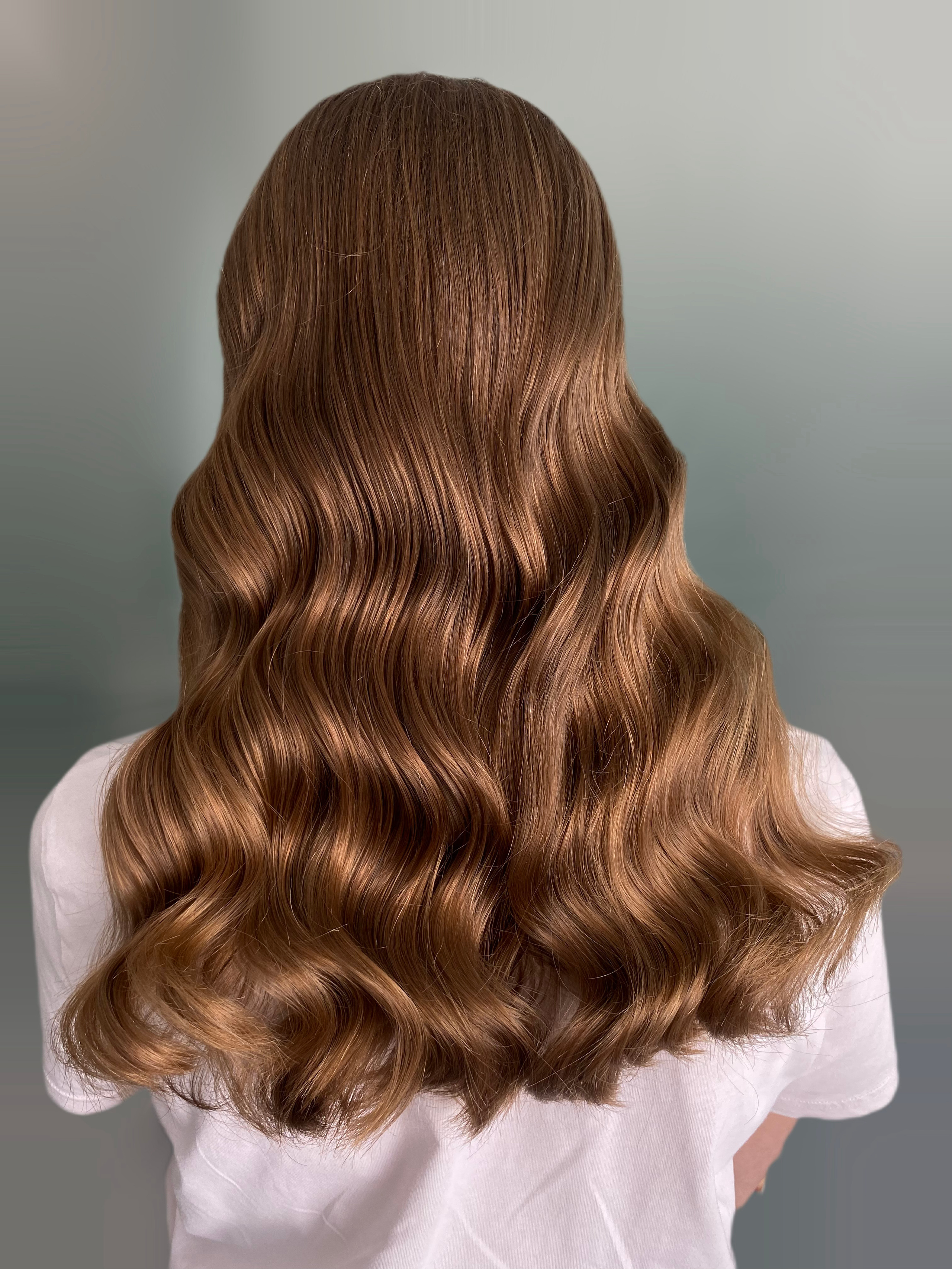 Вечерняя укладка с гладкими волосами и гламурным объемом