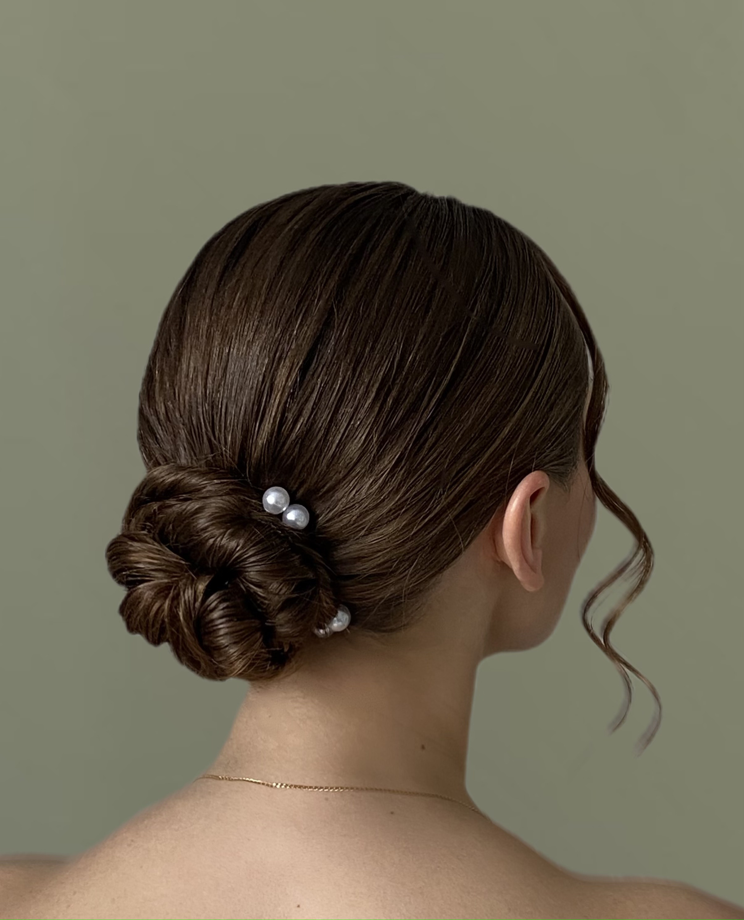 Утонченная вечерняя укладка с аккуратным пучком