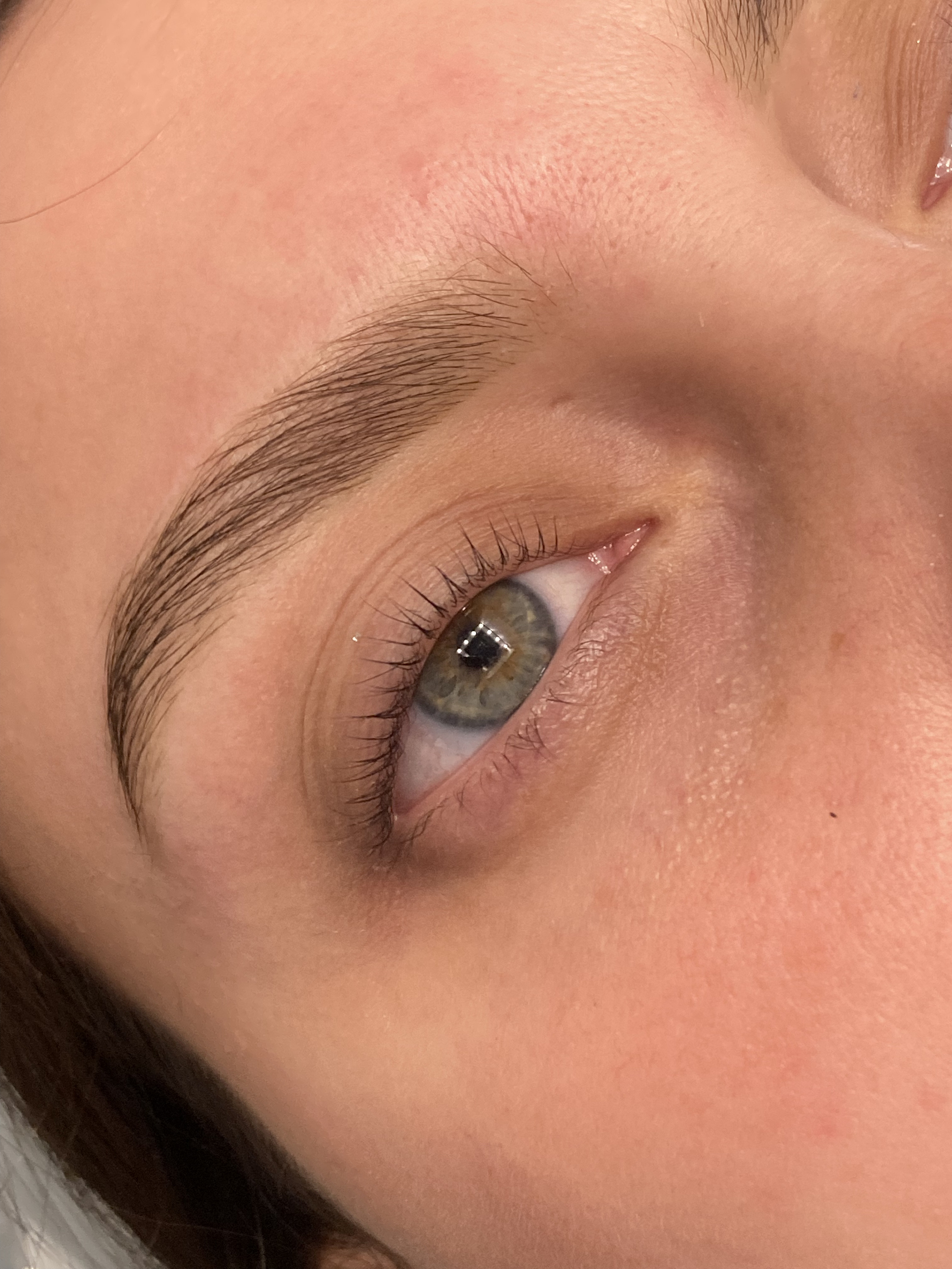  брови имеют аккуратную и четкую форму, создавая стройный и сдержанный вид