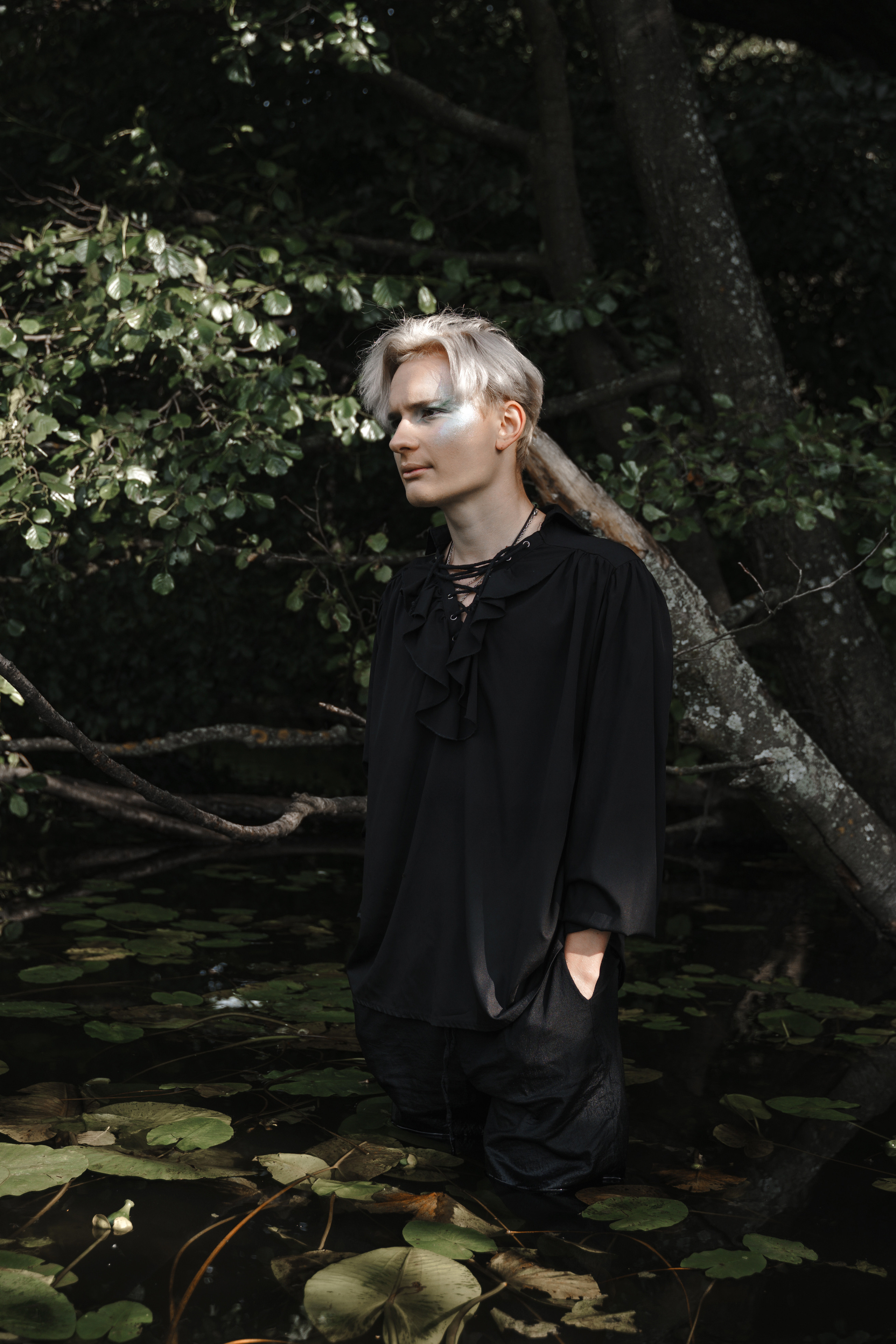 Сияющий макияж с мерцающими тенями на веках