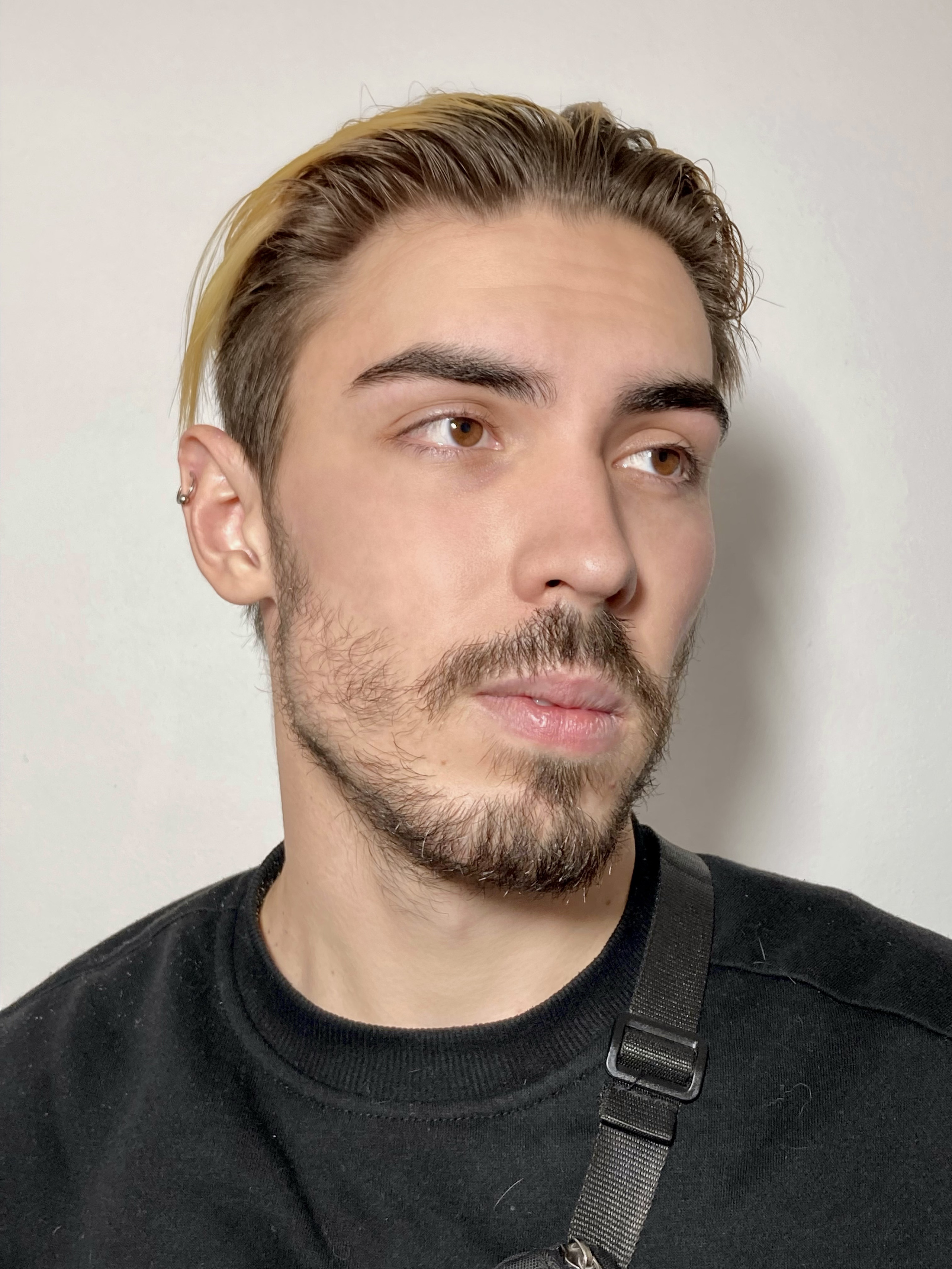 На фотографии видны брови с естественной густотой и длиной, что придает лицу драматичный и выразительный облик