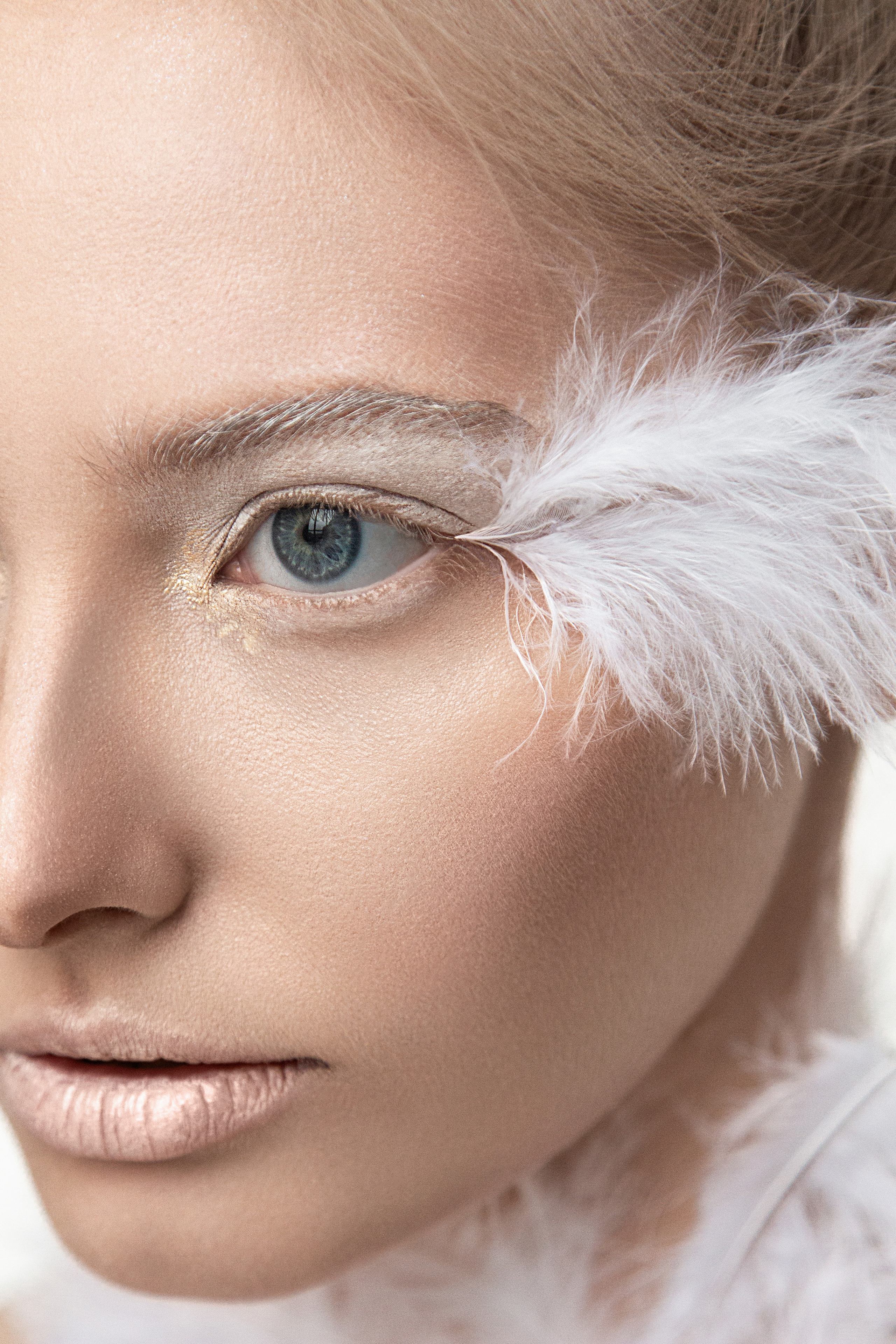 Макияж как выразительное искусство: креативные идеи, Сияющий макияж с блестками и пайетками