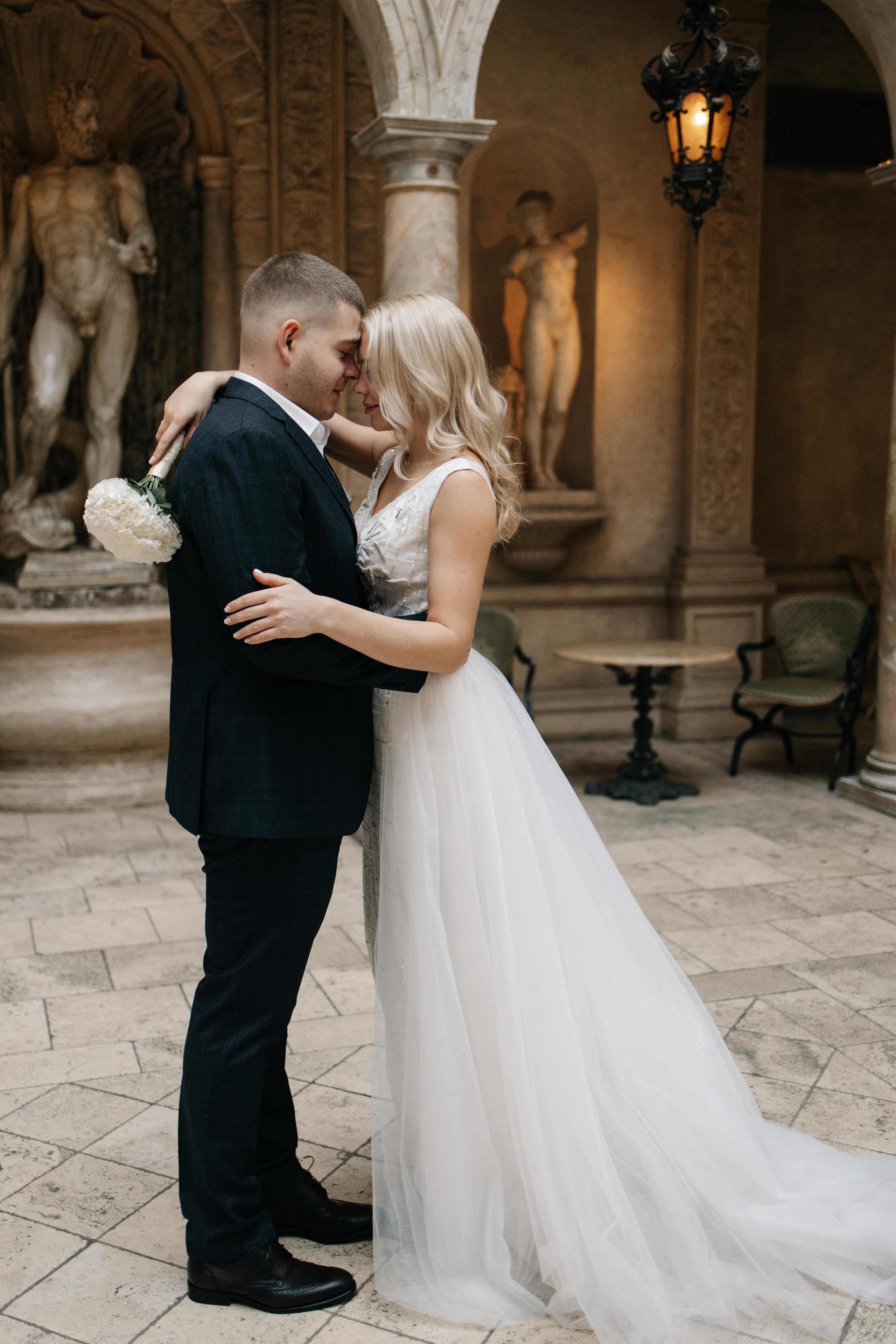 Свадебный макияж с нежными персиковыми оттенками"