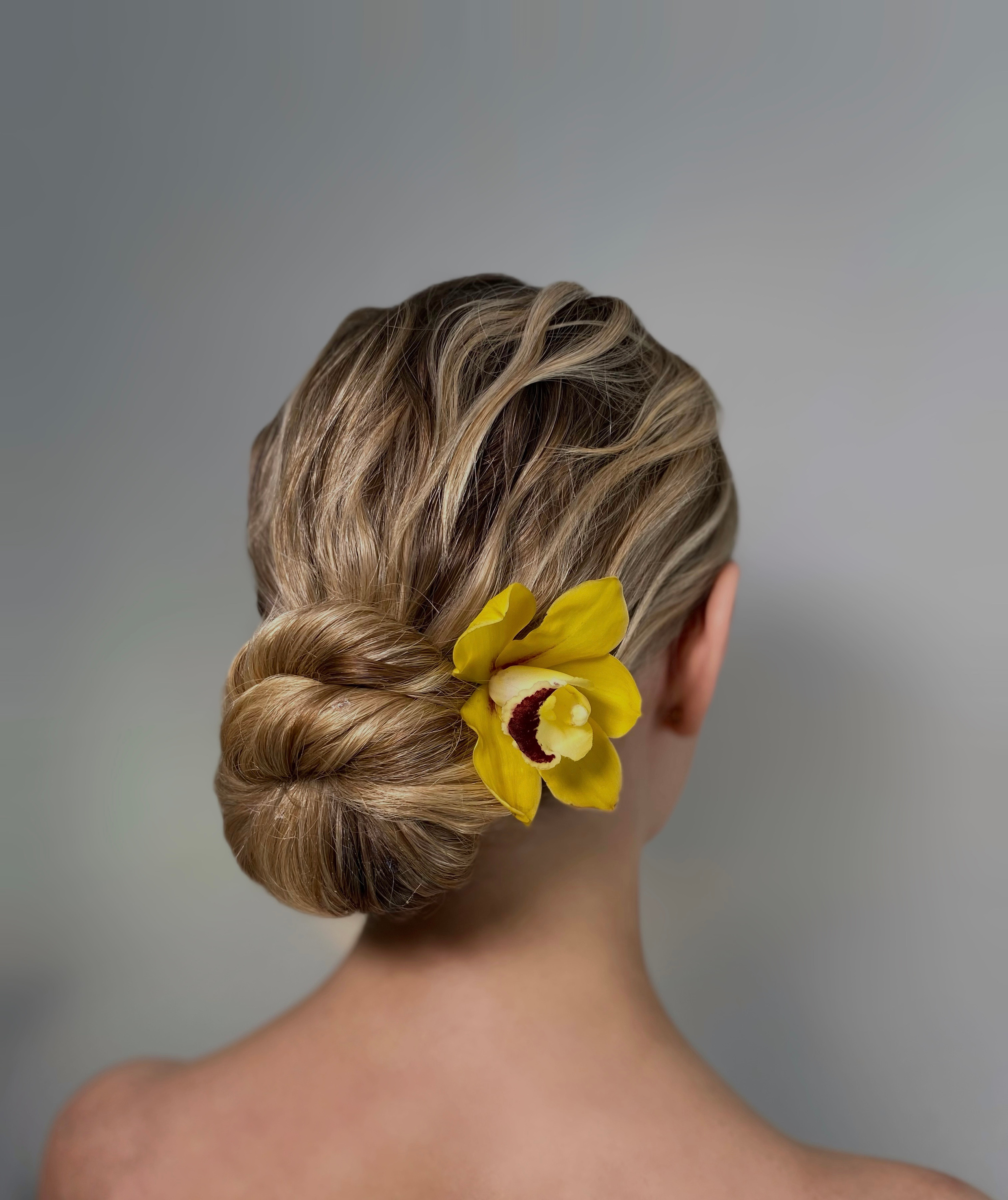 Свадебная прическа с плетением и цветочными акцентами