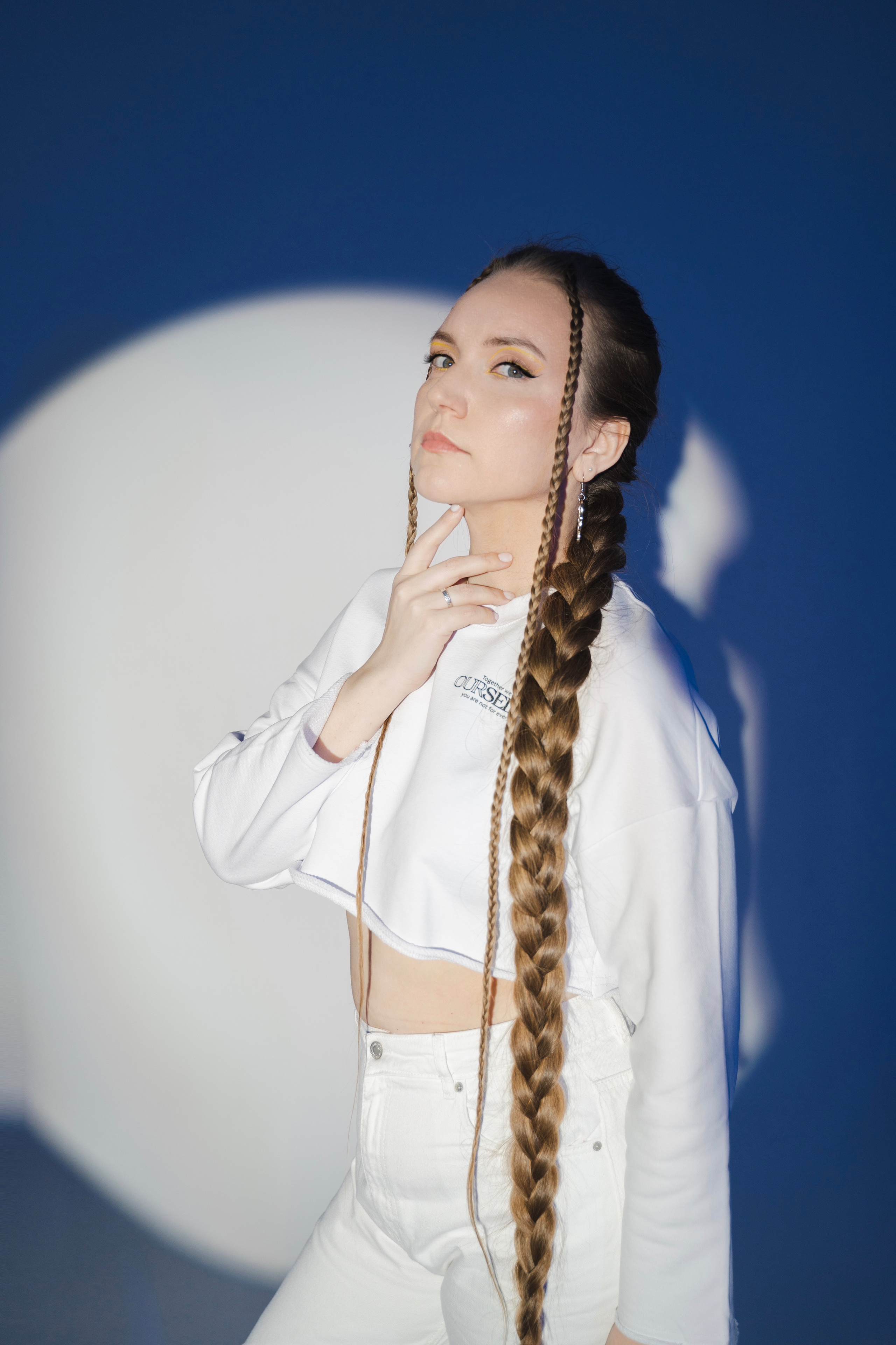 Искусственно-серый вечерний макияж