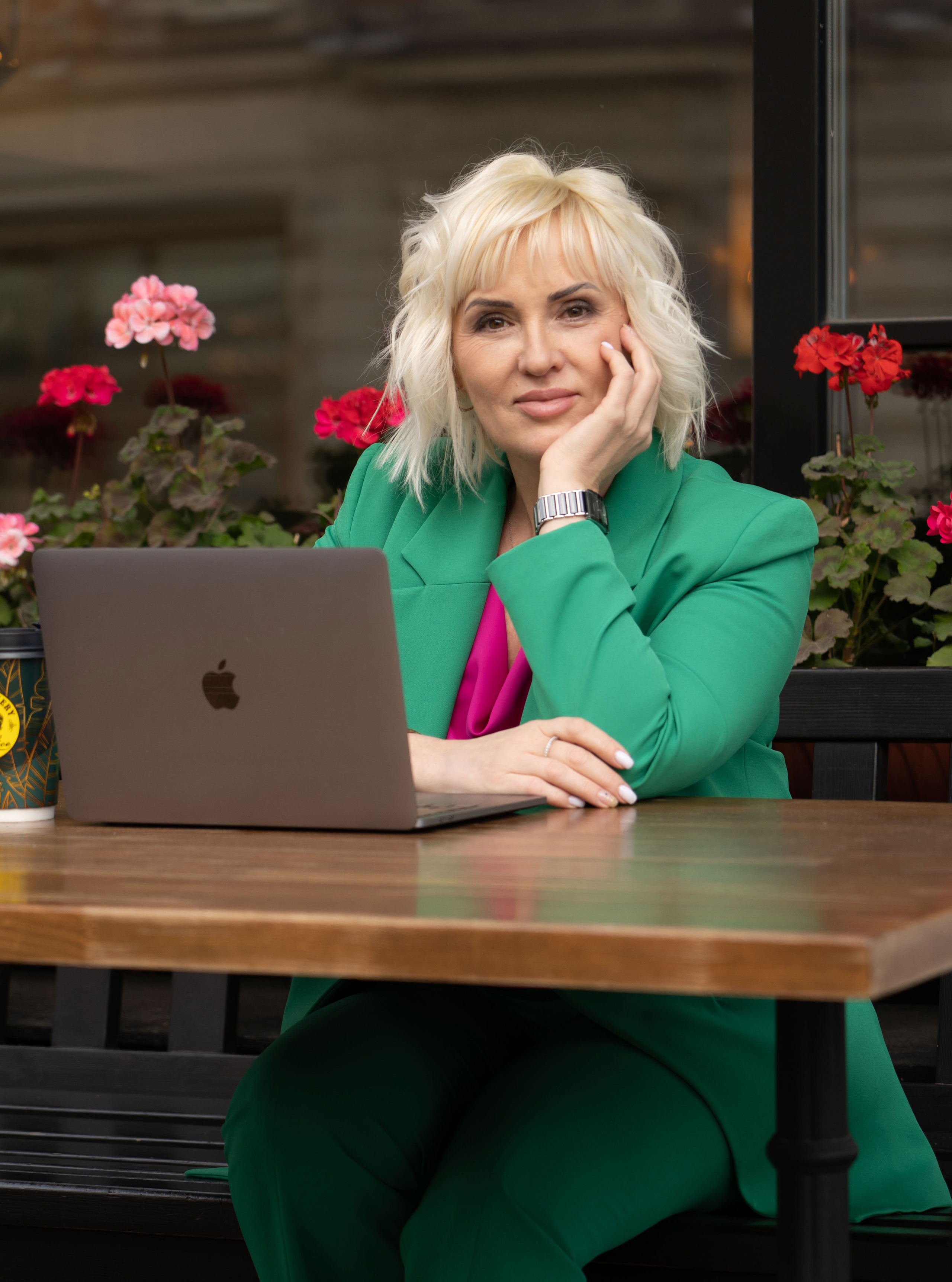 Вечерний макияж с эффектом сияния и хайлайтером