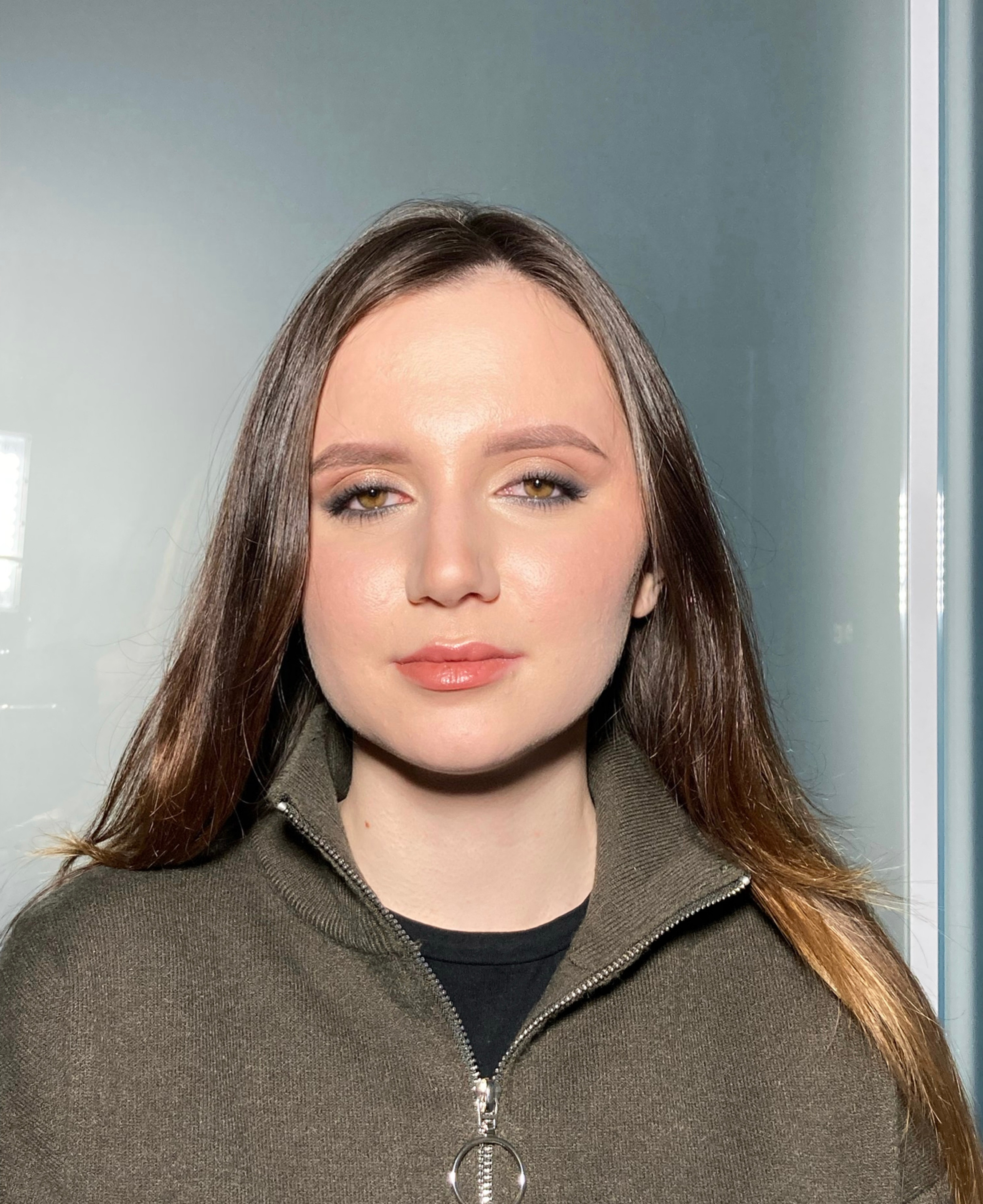 Вечерний образ с акцентом на смоки-айс и губы