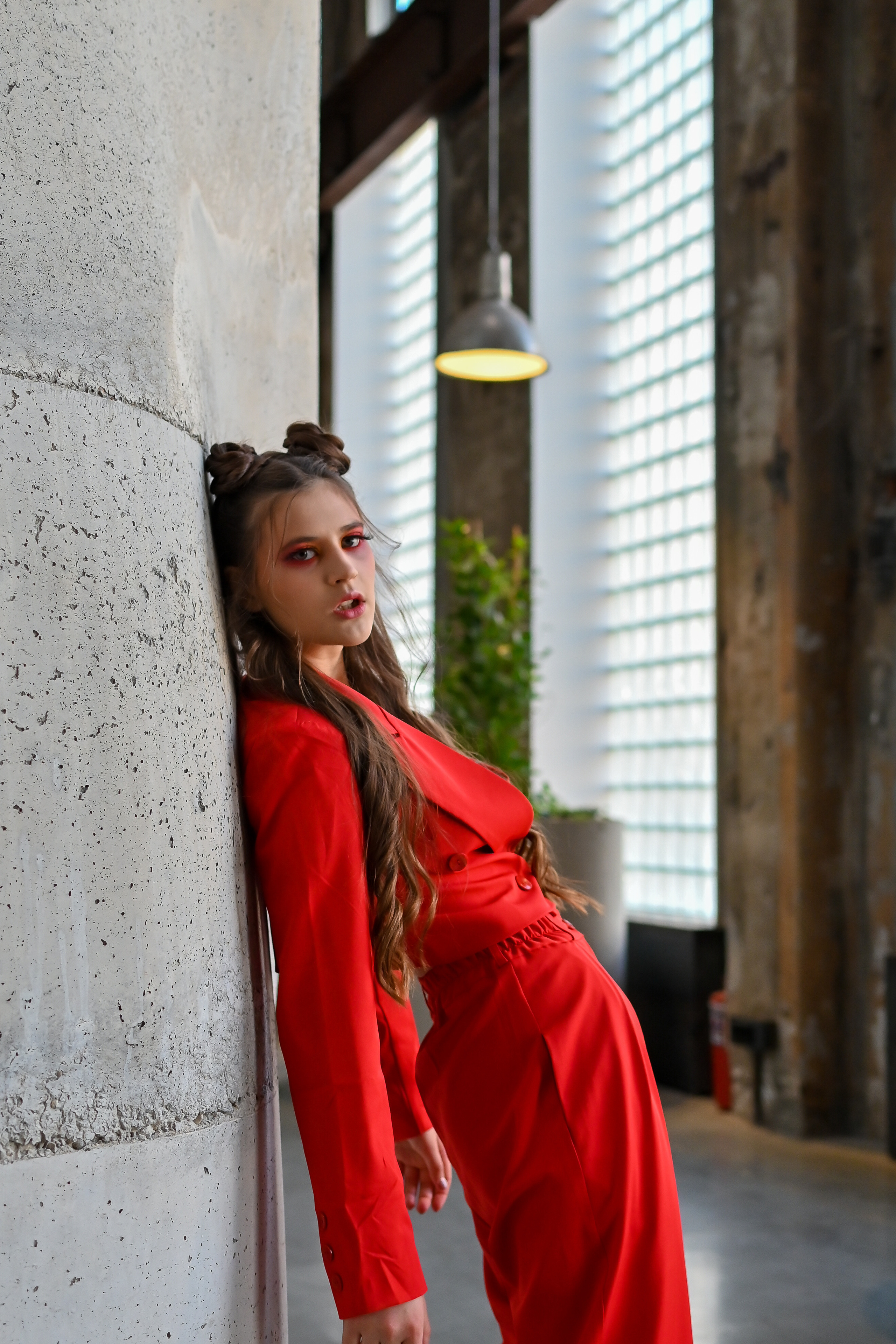 Макияж с темными тенями и ярким красным губным помадой