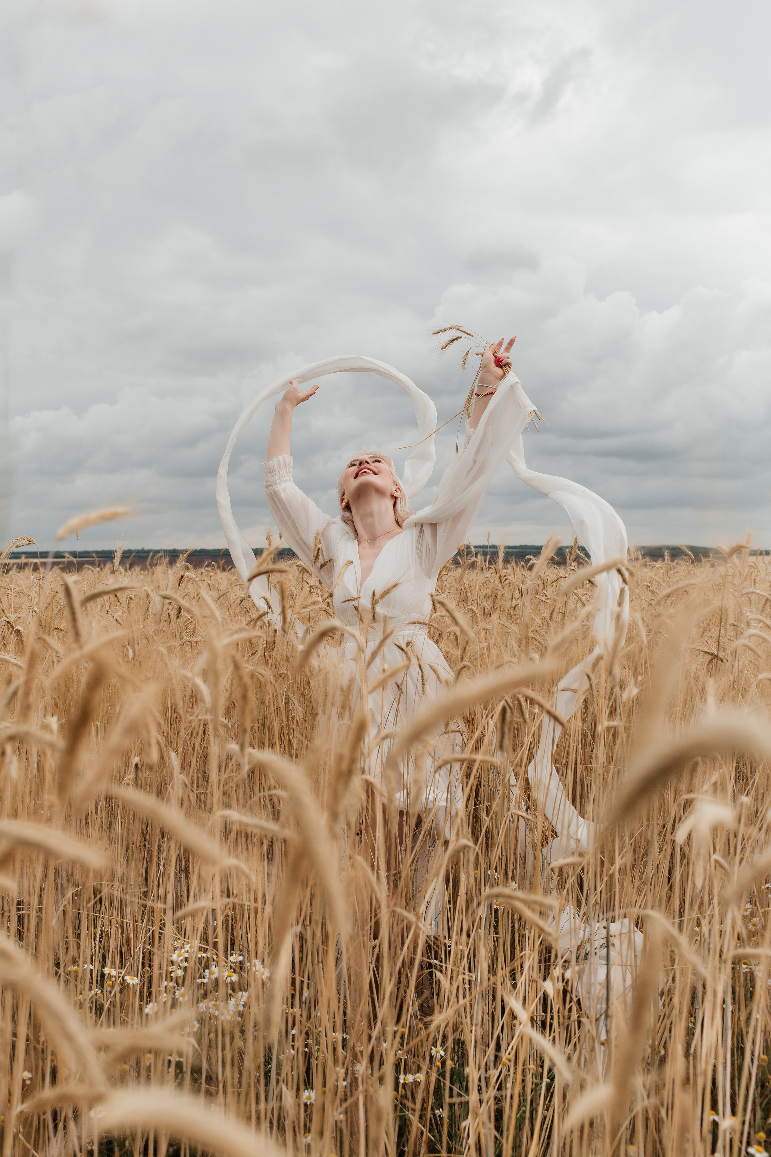 Александра фотосессия в поле. Женский фотограф в Оренбурге Ирина Заводчикова