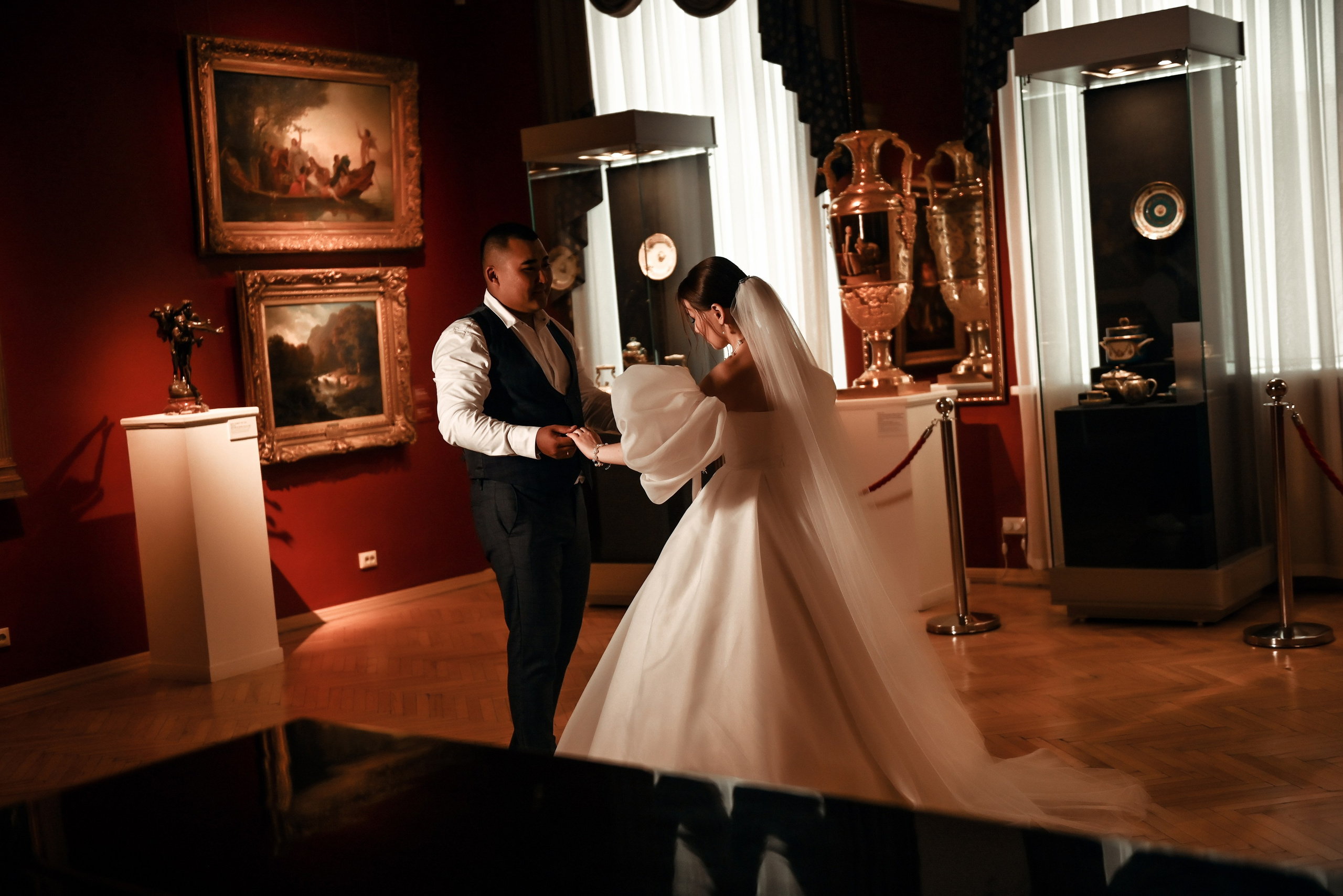 Небольшая свадебная серия в музее и прогулкой под дождем Эльмиры и Ризата. Свадебный, семейный, детский, контент фотограф в Омске Максим Ильин