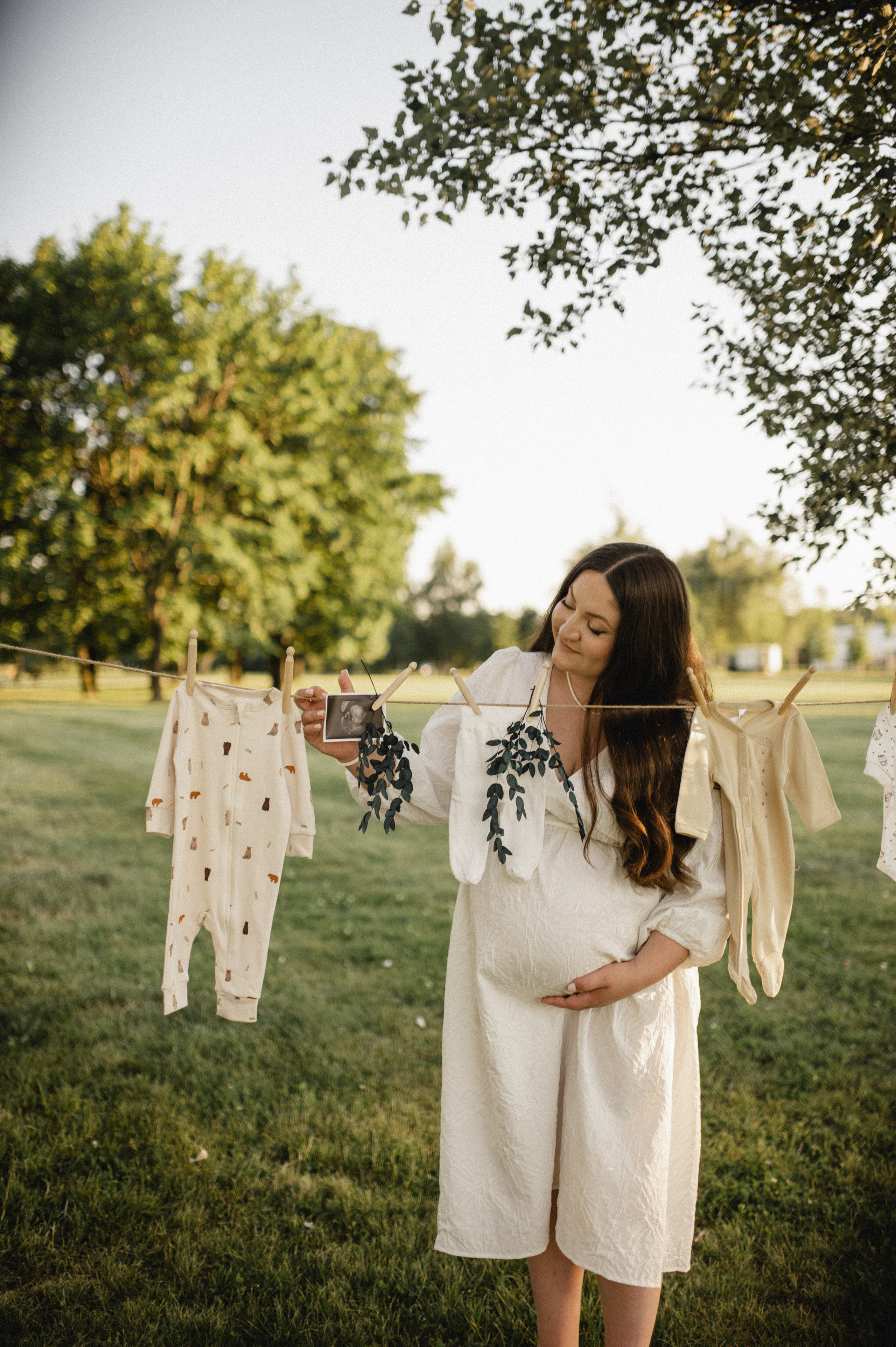 Фотосессия беременности на природе в парке Москвы. Семейная фотосессия Бутово Москва фотограф Алина Морщагина