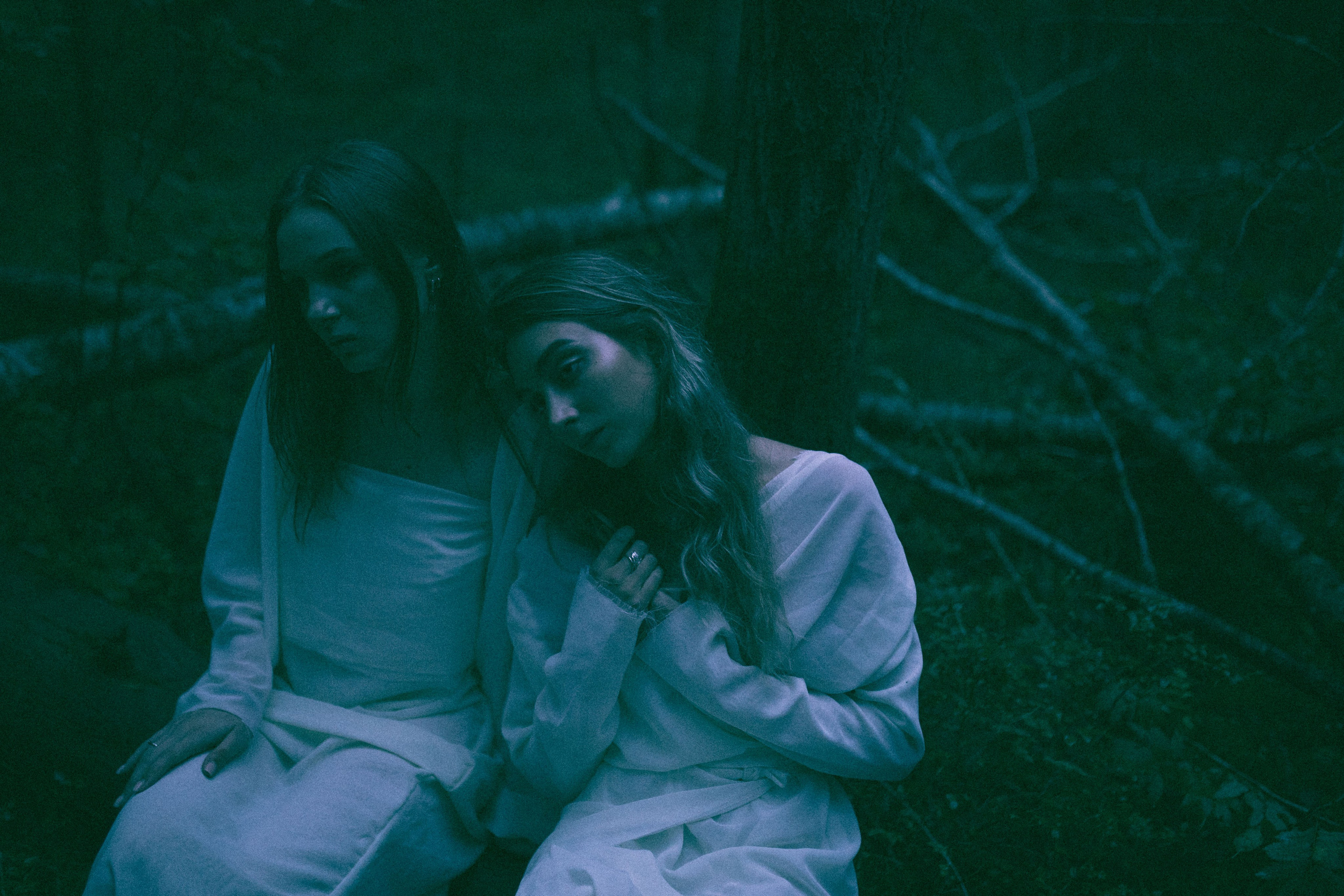 Две девушки в темном лесу