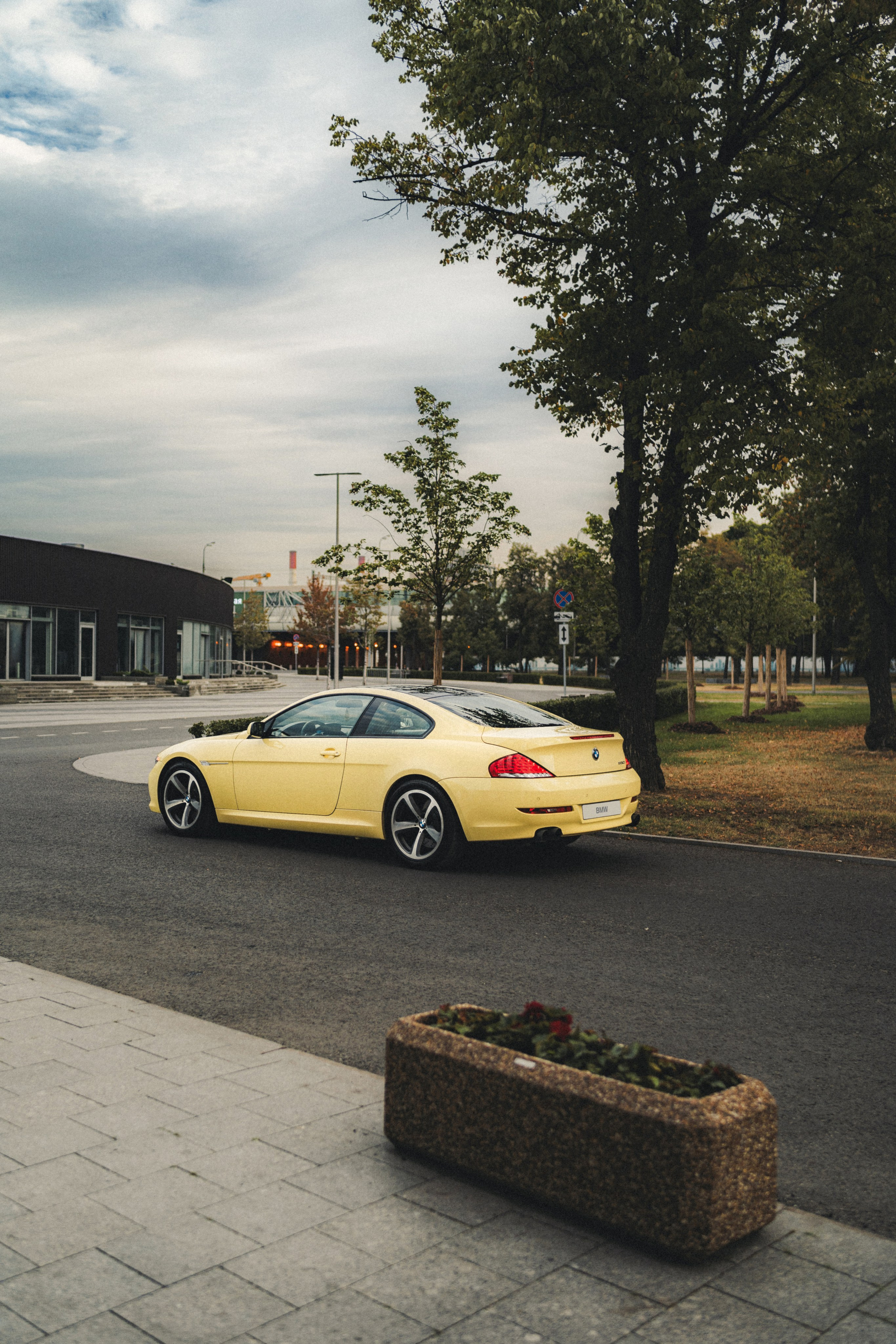 BMW 650i (Dakar Yellow). Фотограф Илья К. в Москве