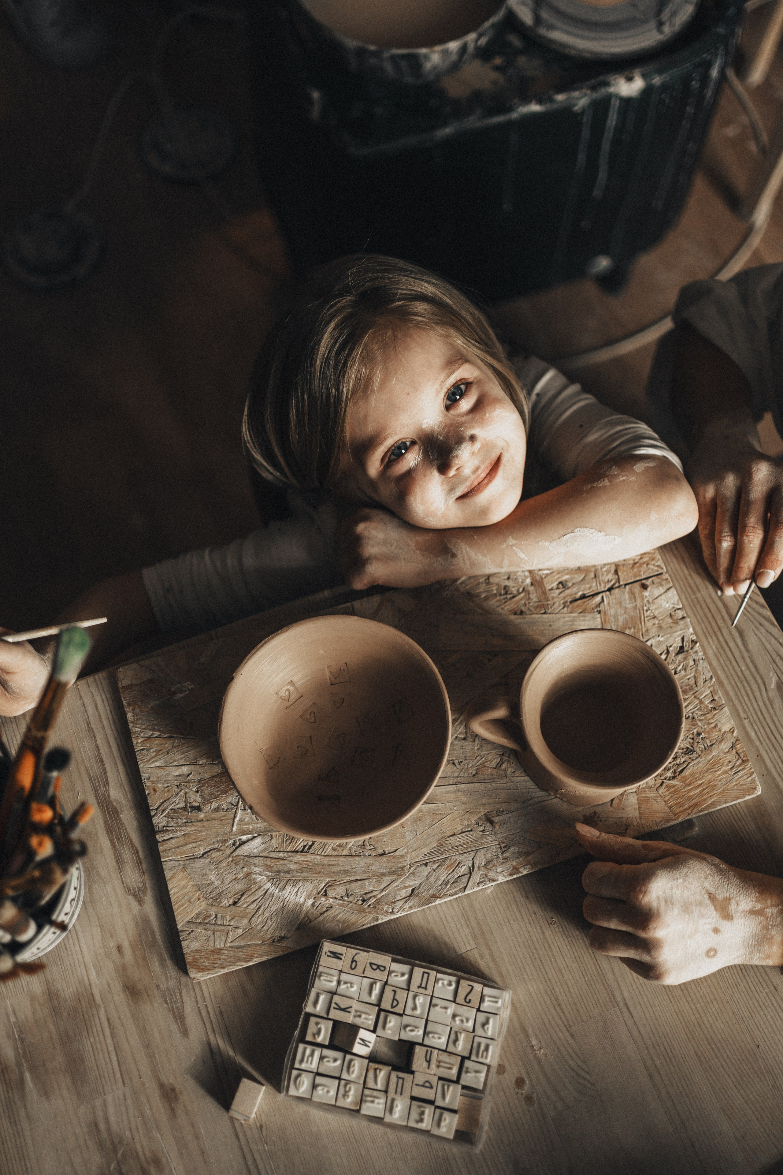 Даша и Саша в гончарной мастерской. Семейный и детский фотограф и видеограф в Москве, Серпухове и Тарусе Валерия Сорокина
