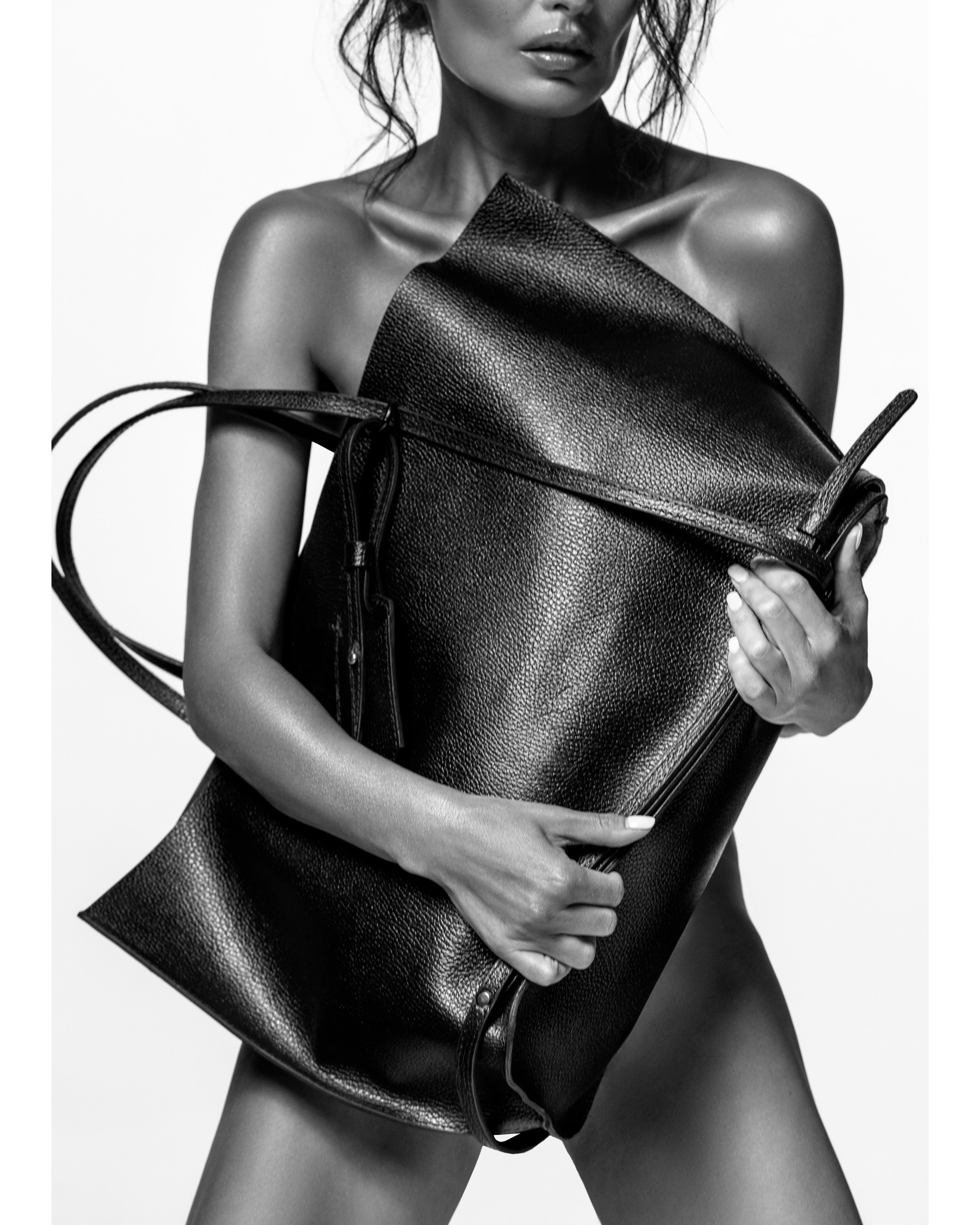 fashion съёмка модели с загорелой кожей в Алматы студийный портрет с акцентом на тело и аксессуар чёрная сумка коммерческая фотография