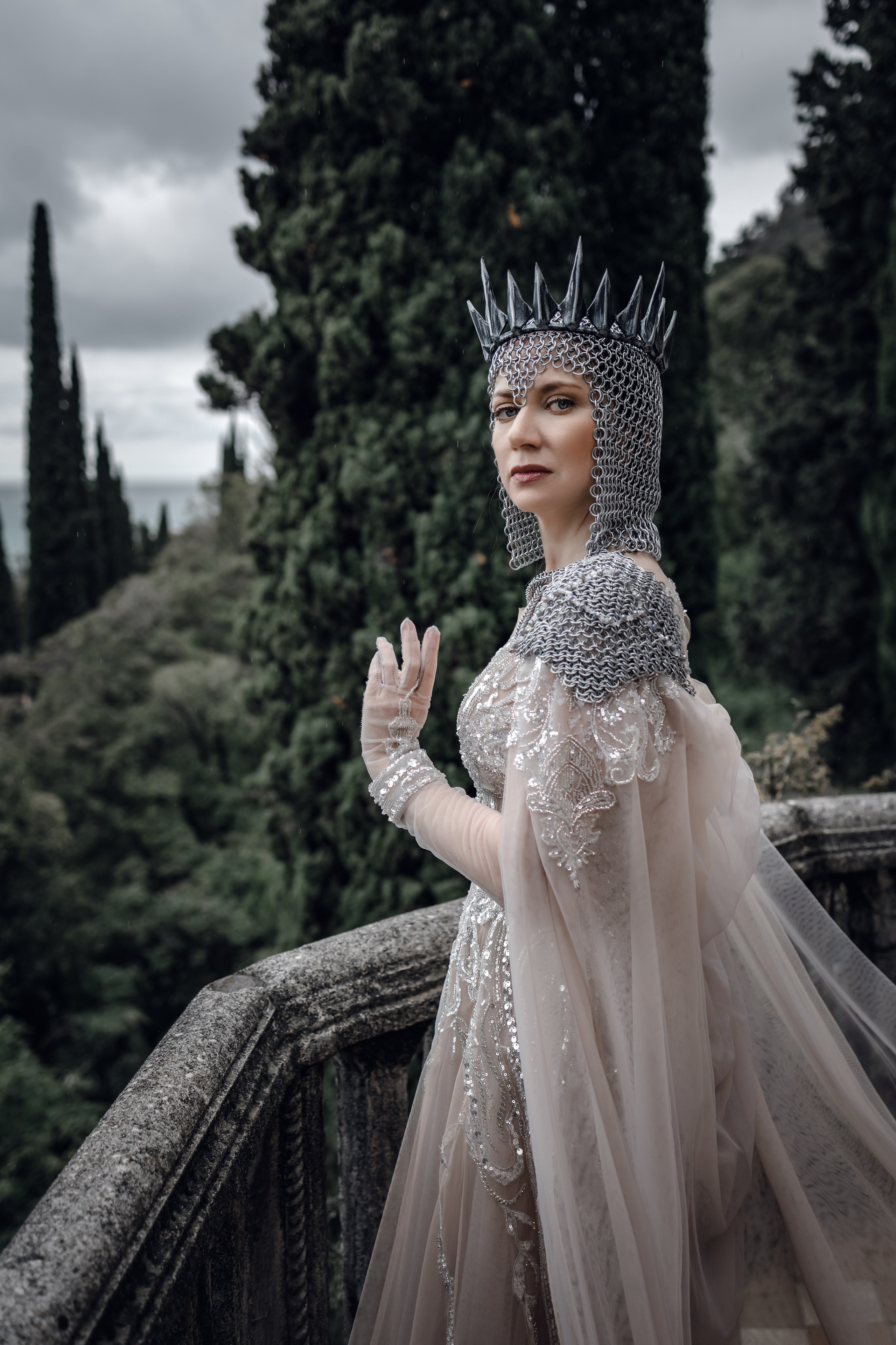 Индивидуальная художественная женская арт фотосессия в замке в абхазии в москве косплей корона костюм от кутюрье сказочное платье 